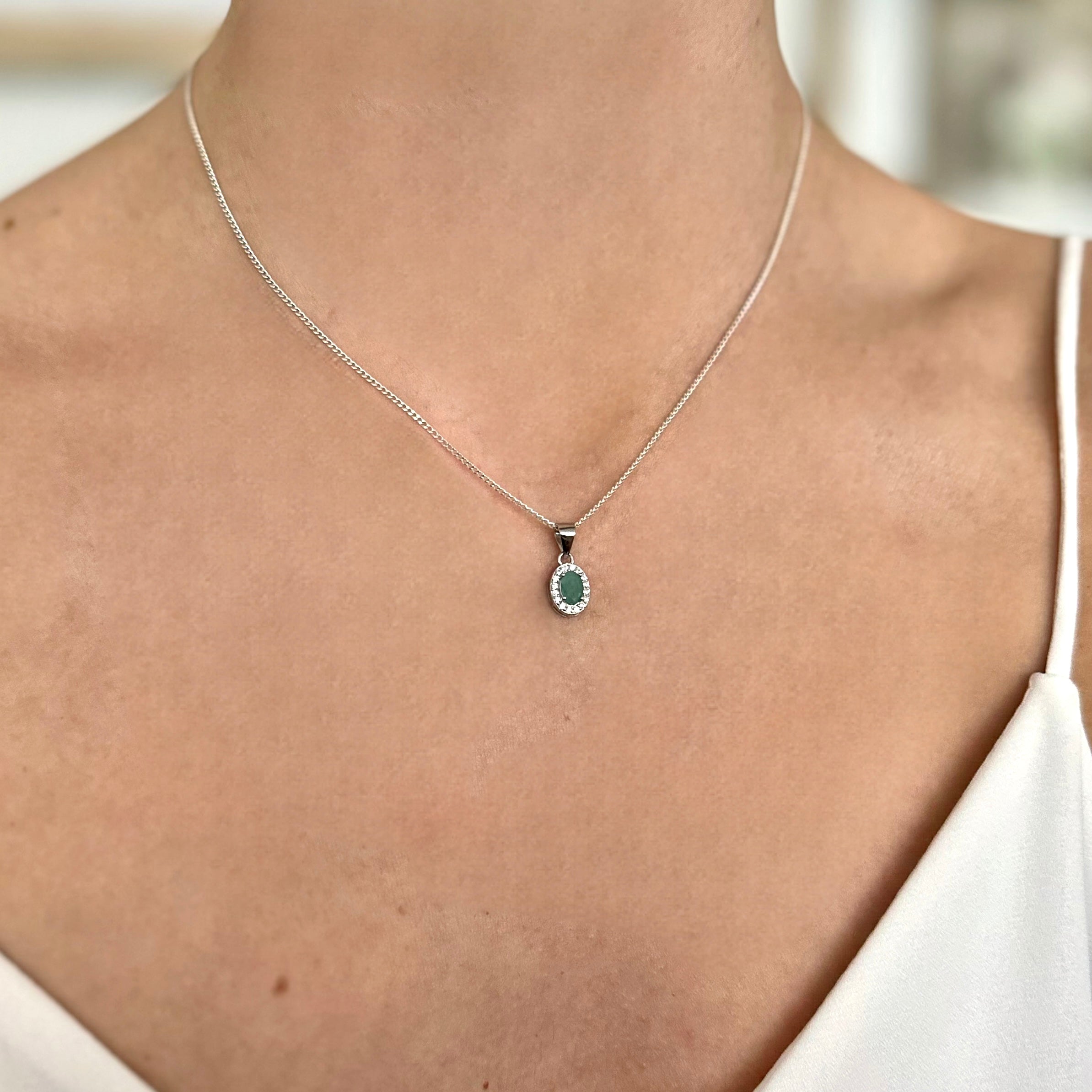 Collar de plata con esmeralda menta natural oval con halo de circonias