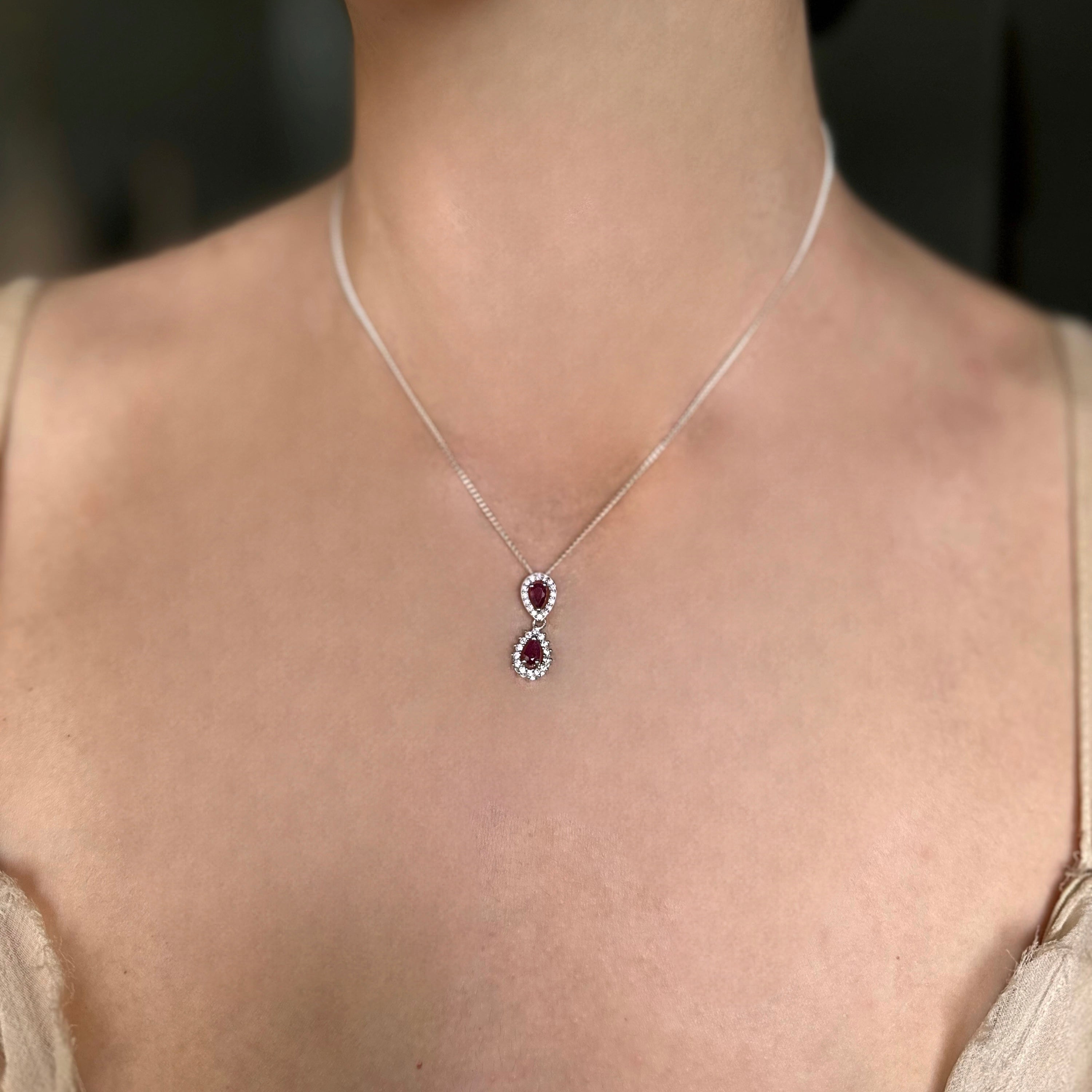 Collar de plata con rubies naturales doble gota con halo de circonias