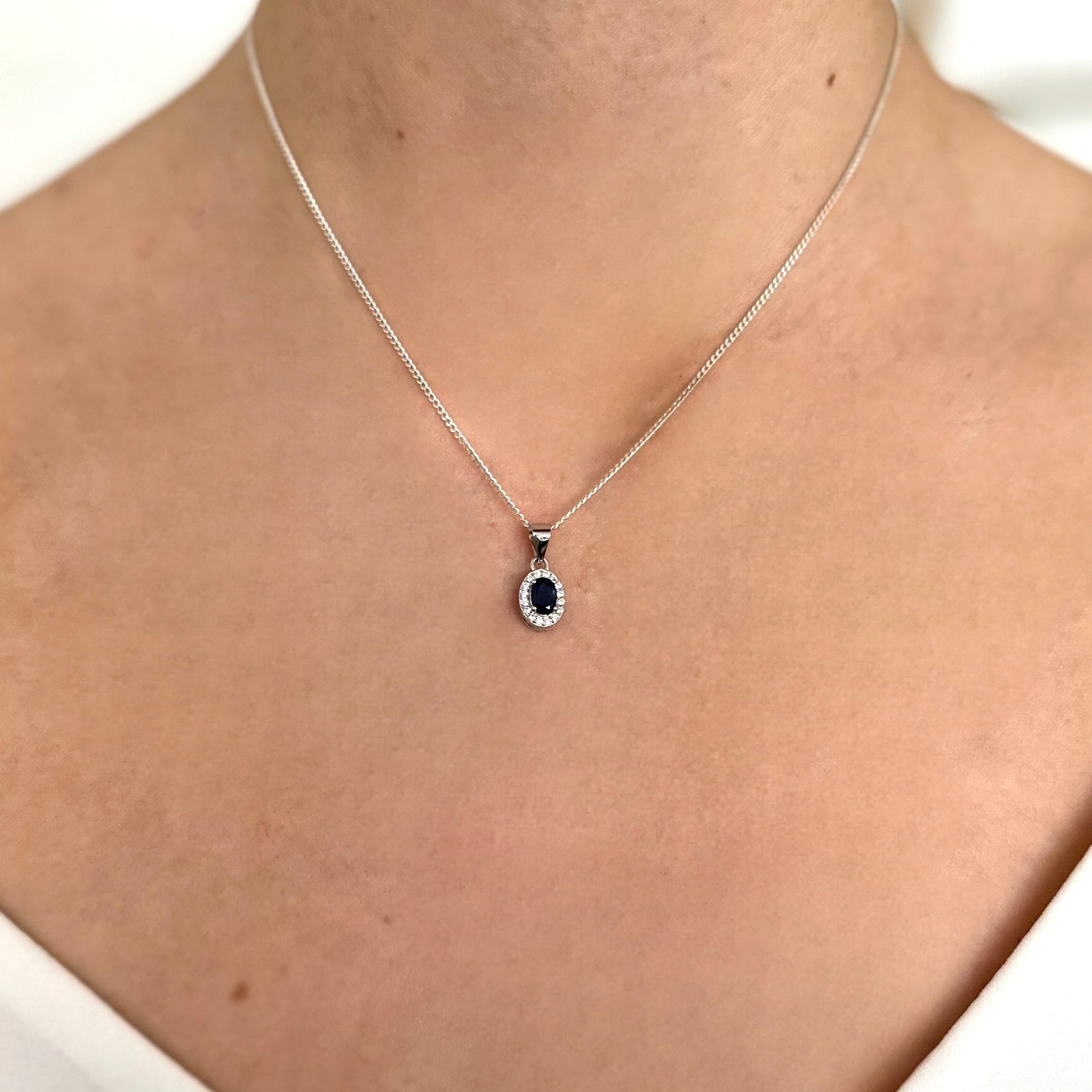 Collar de plata con zafiro natural oval con halo de circonias