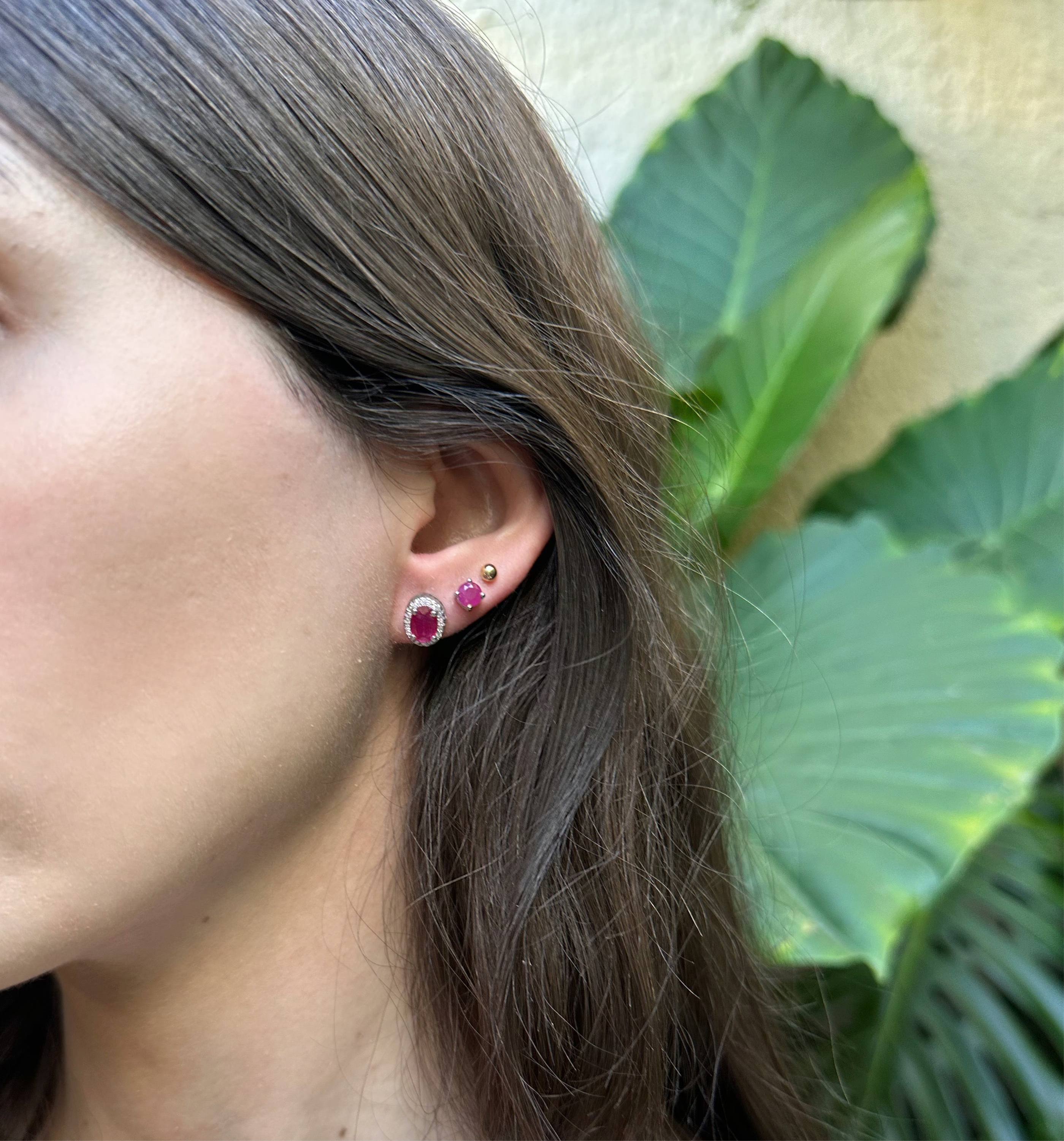 Mini studs redondos de rubí natural