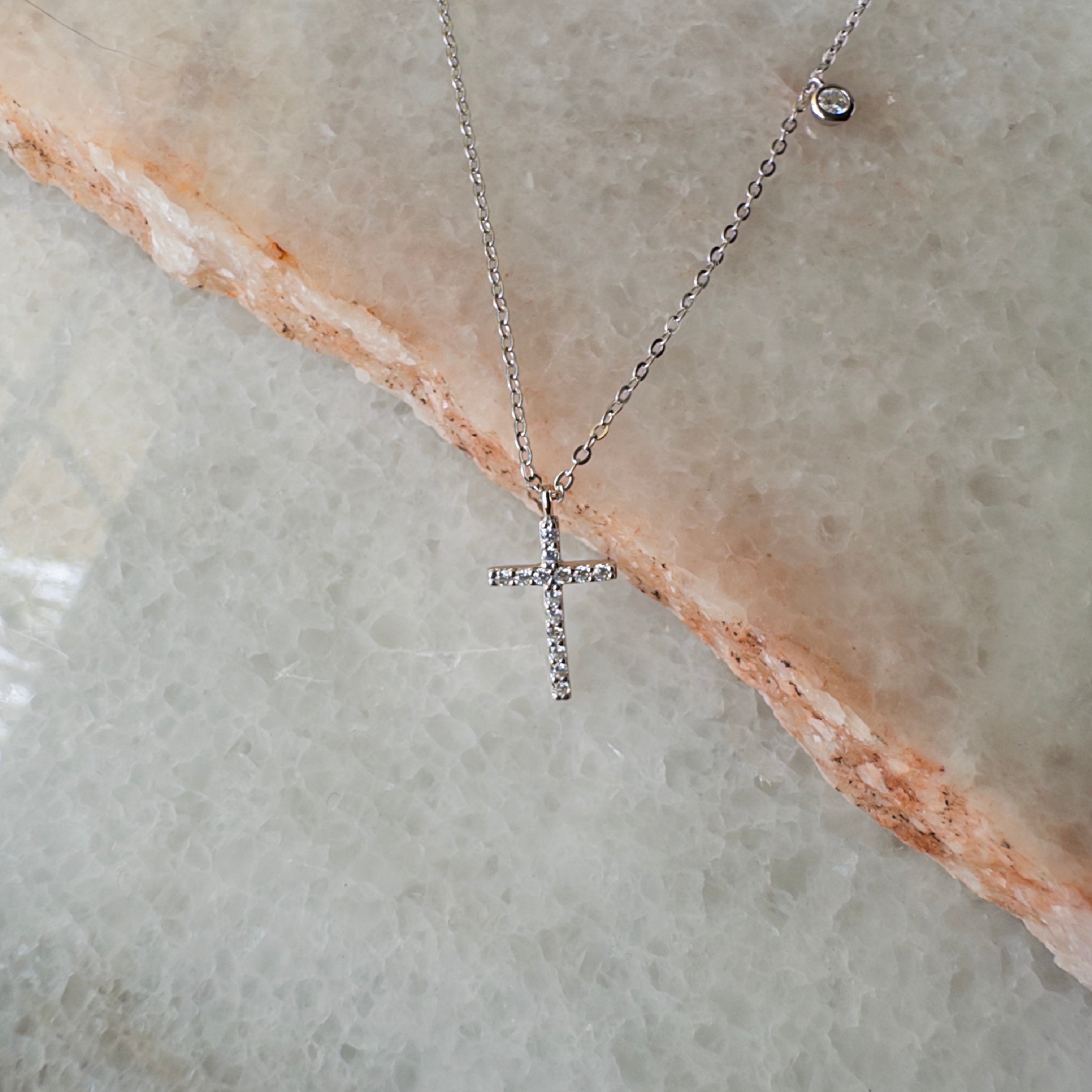 Collar de plata de cruz con brillante bezel de circonias