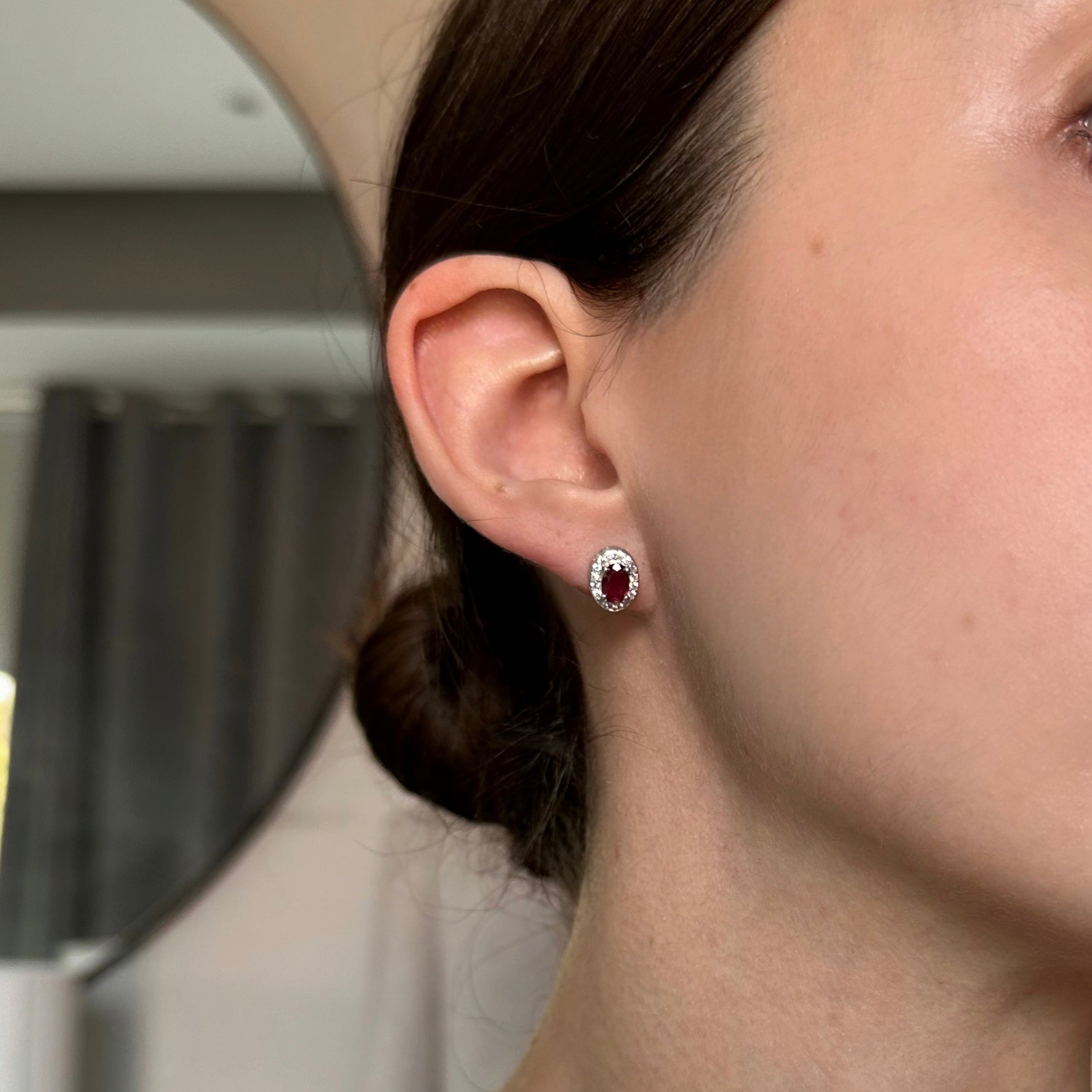 Aretes de plata con rubí natural oval y halo de circonias
