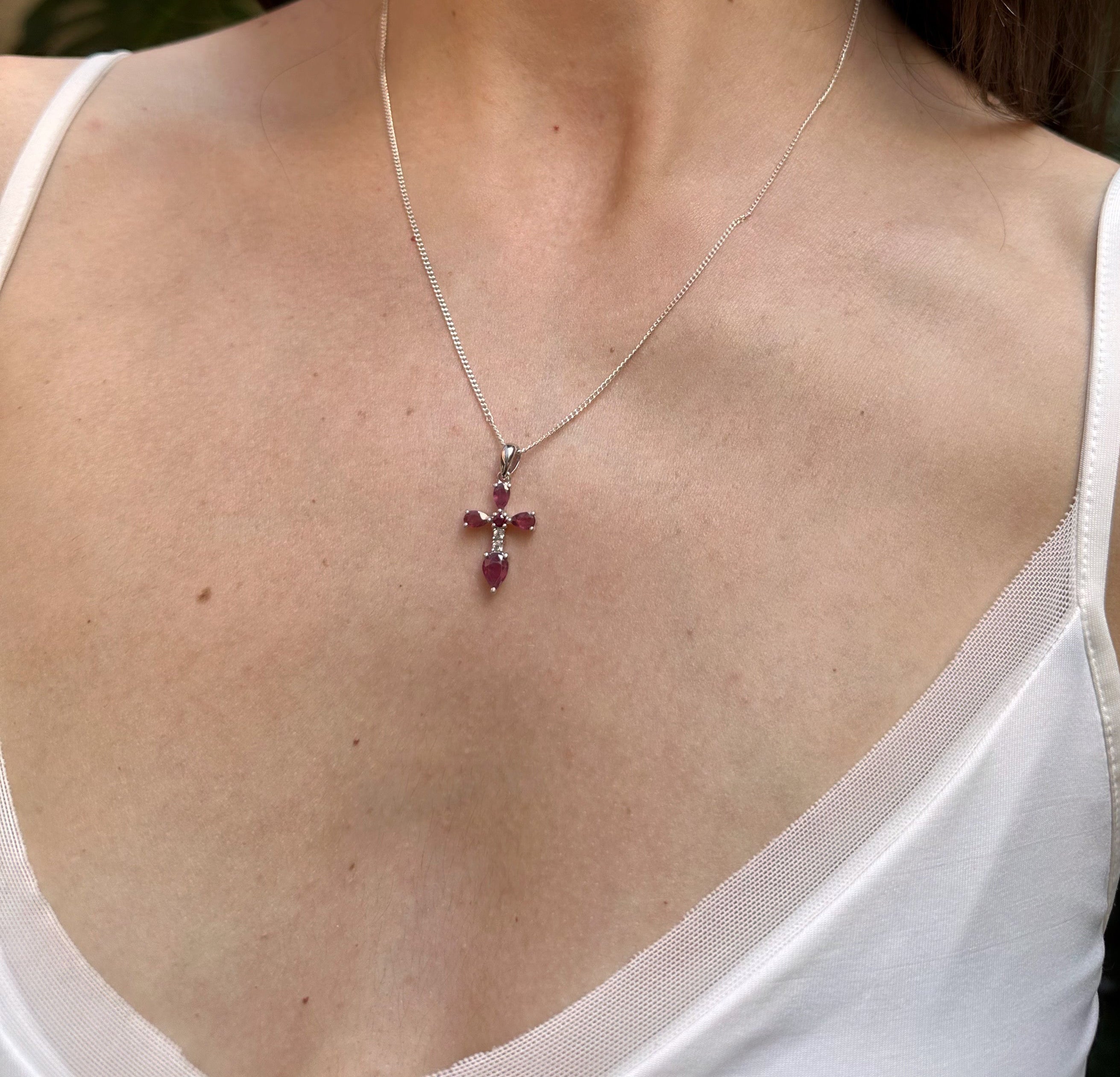 Collar de cruz de plata con rubíes naturales