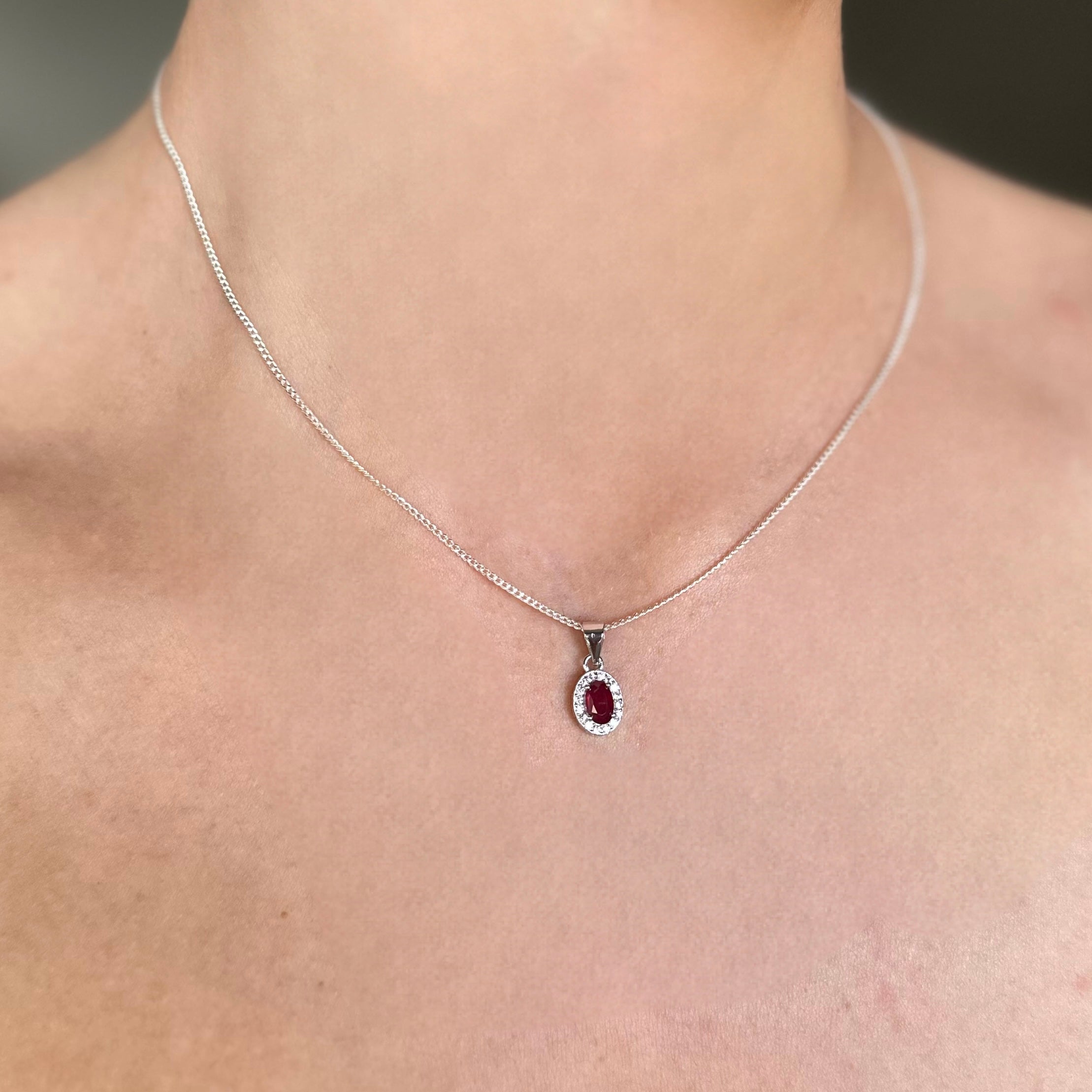 Collar de plata con rubí natural oval con halo de circonias