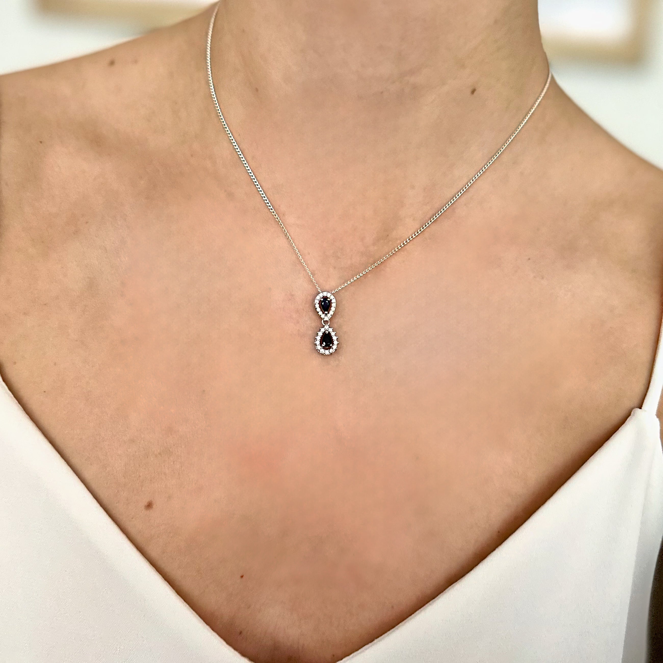 Collar de plata con zafiros naturales doble gota con halo de circonias