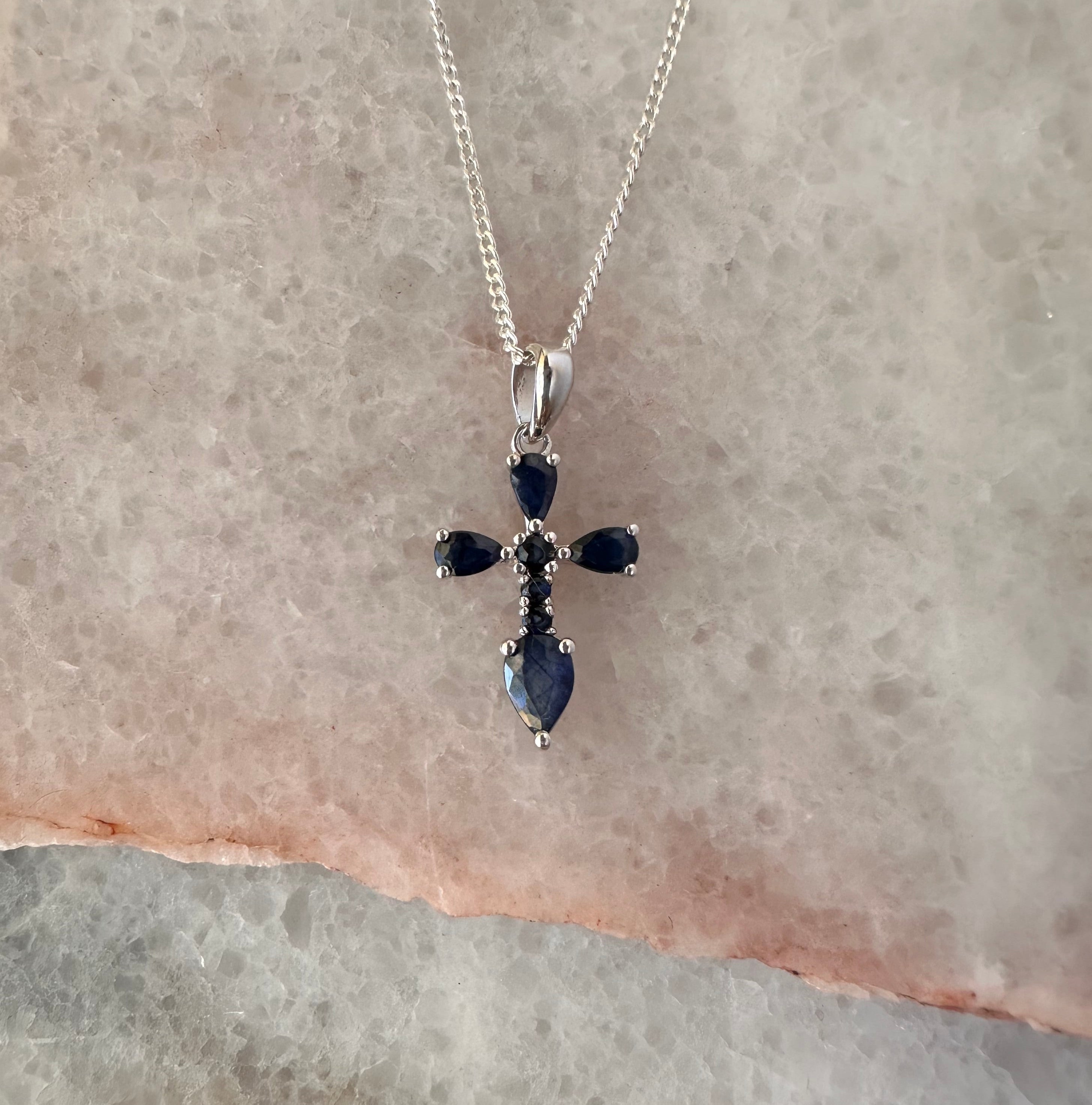 Collar de cruz de plata con zafiros naturales