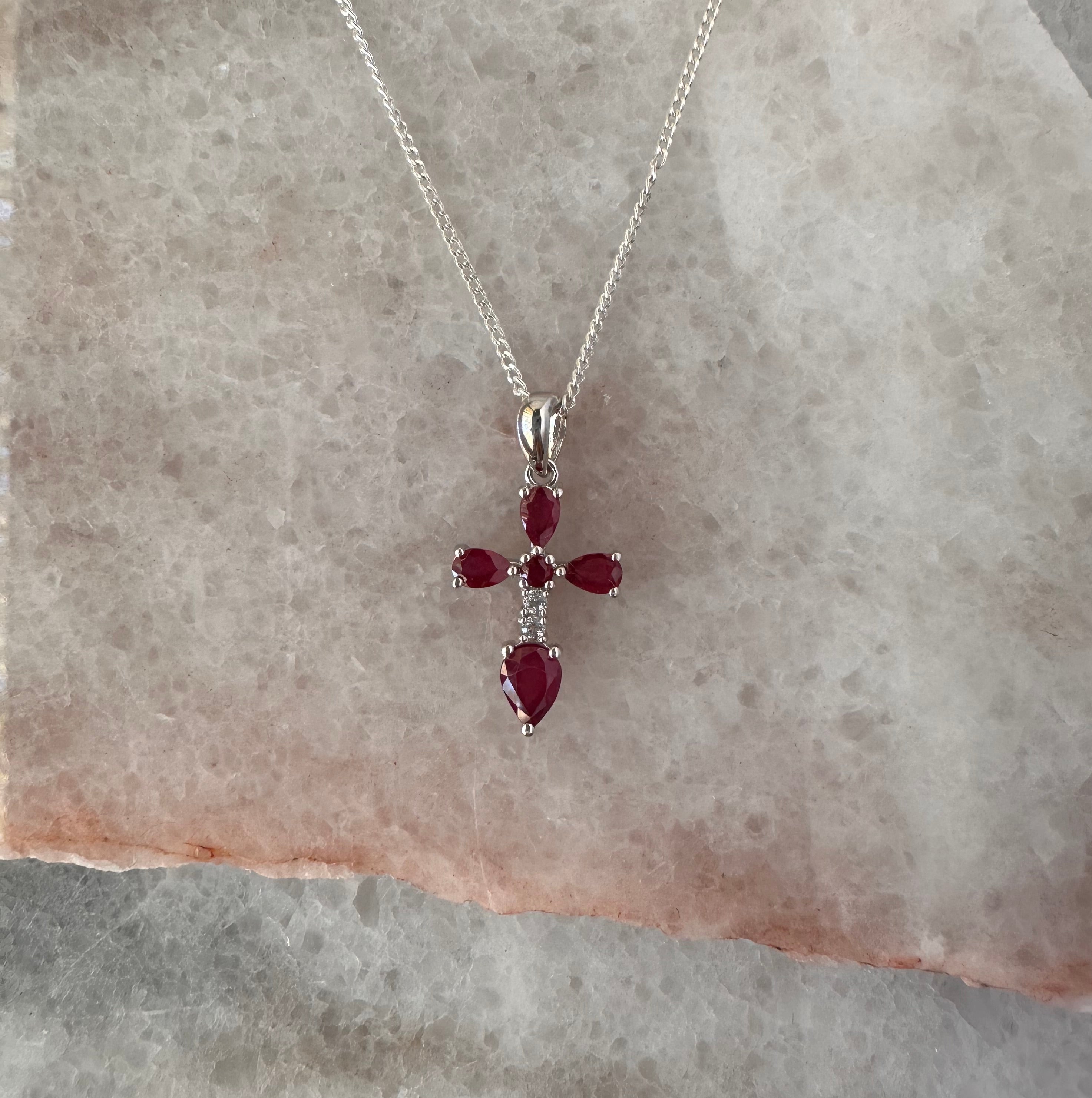 Collar de cruz de plata con rubíes naturales
