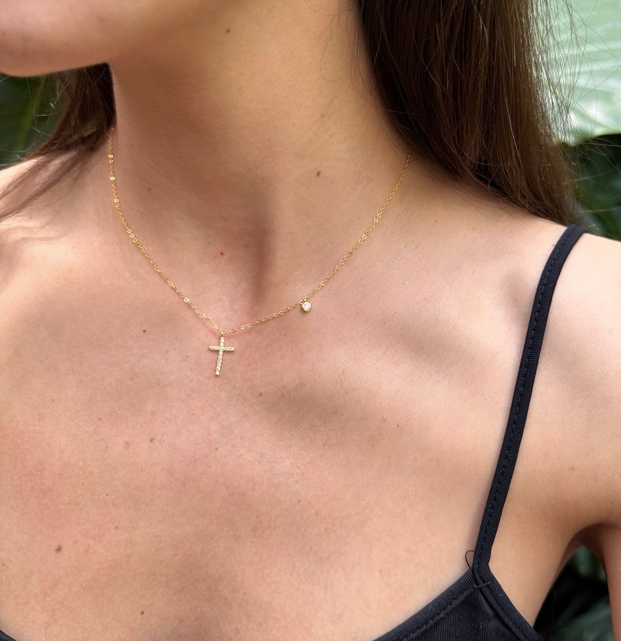 Collar de plata de cruz con brillante bezel de circonias