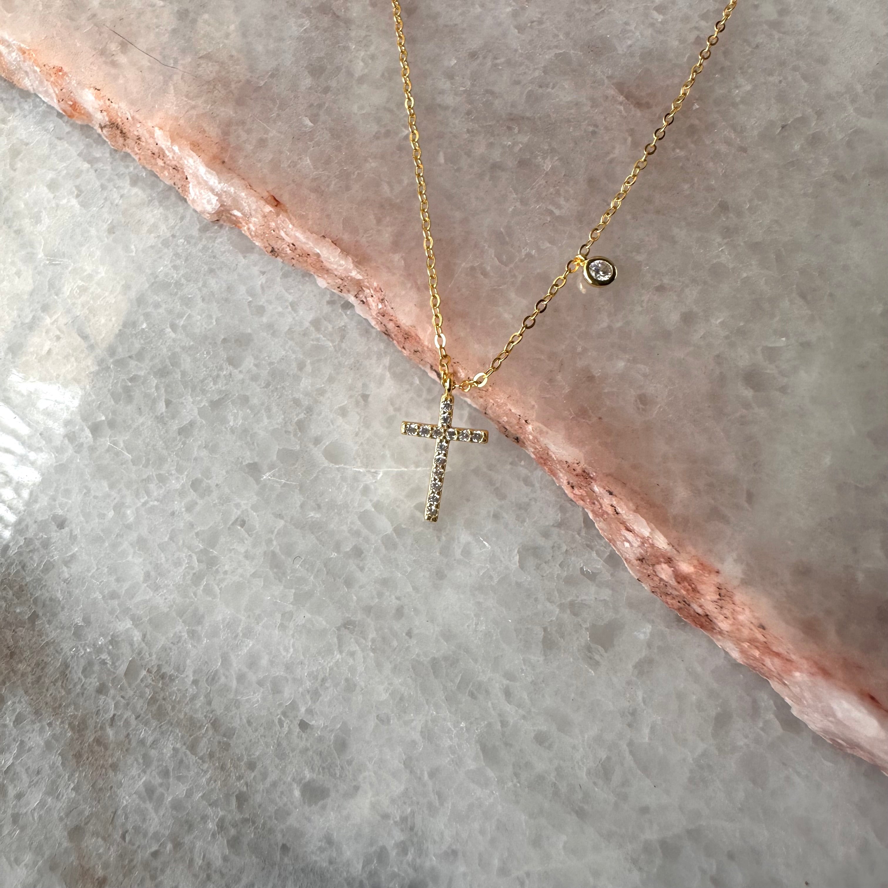 Collar de plata de cruz con brillante bezel de circonias