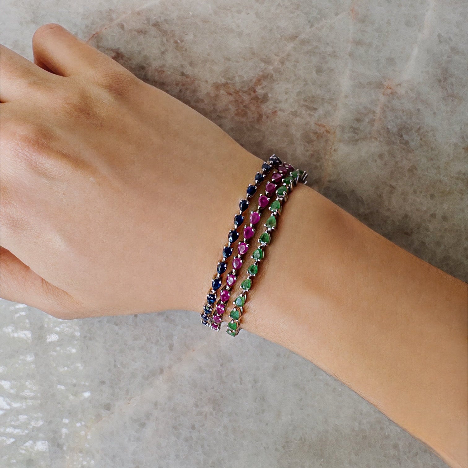 Pulsera de plata ajustable con rubí natural en forma de gota