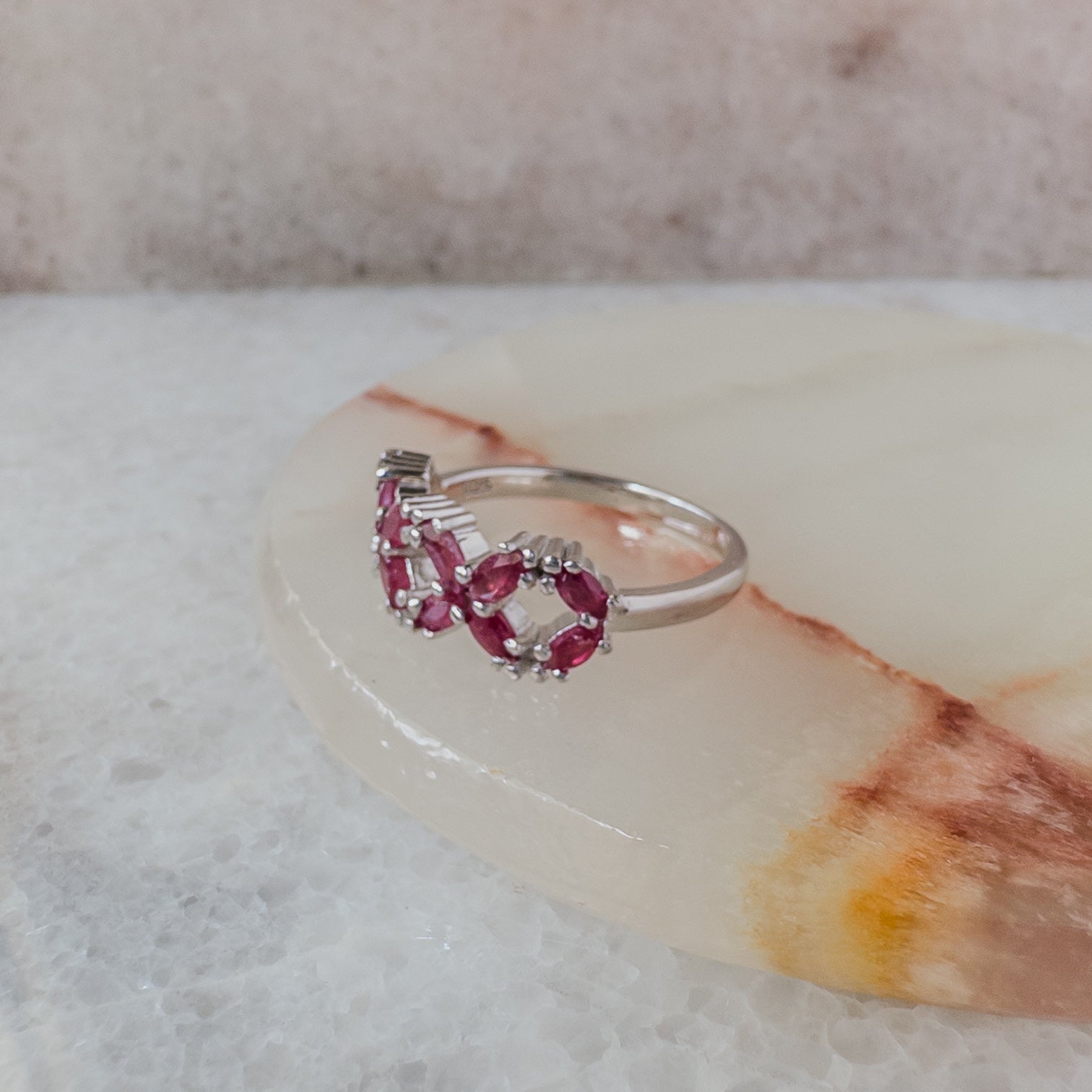 Anillo de plata en forma de flores con rubies naturales
