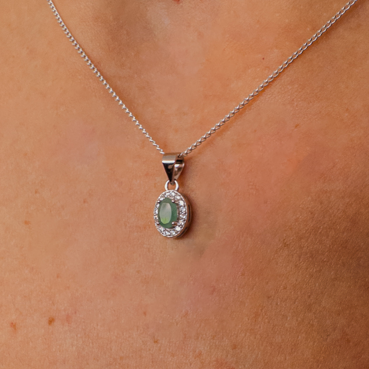 Collar de plata con esmeralda menta natural oval con halo de circonias