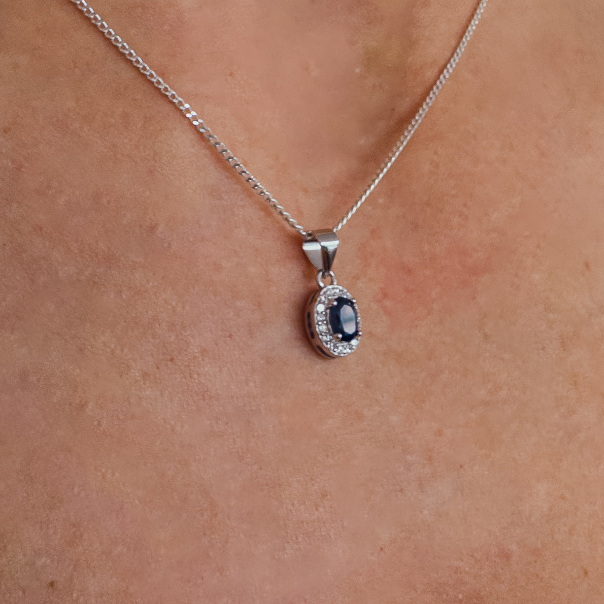 Collar de plata con zafiro natural oval con halo de circonias