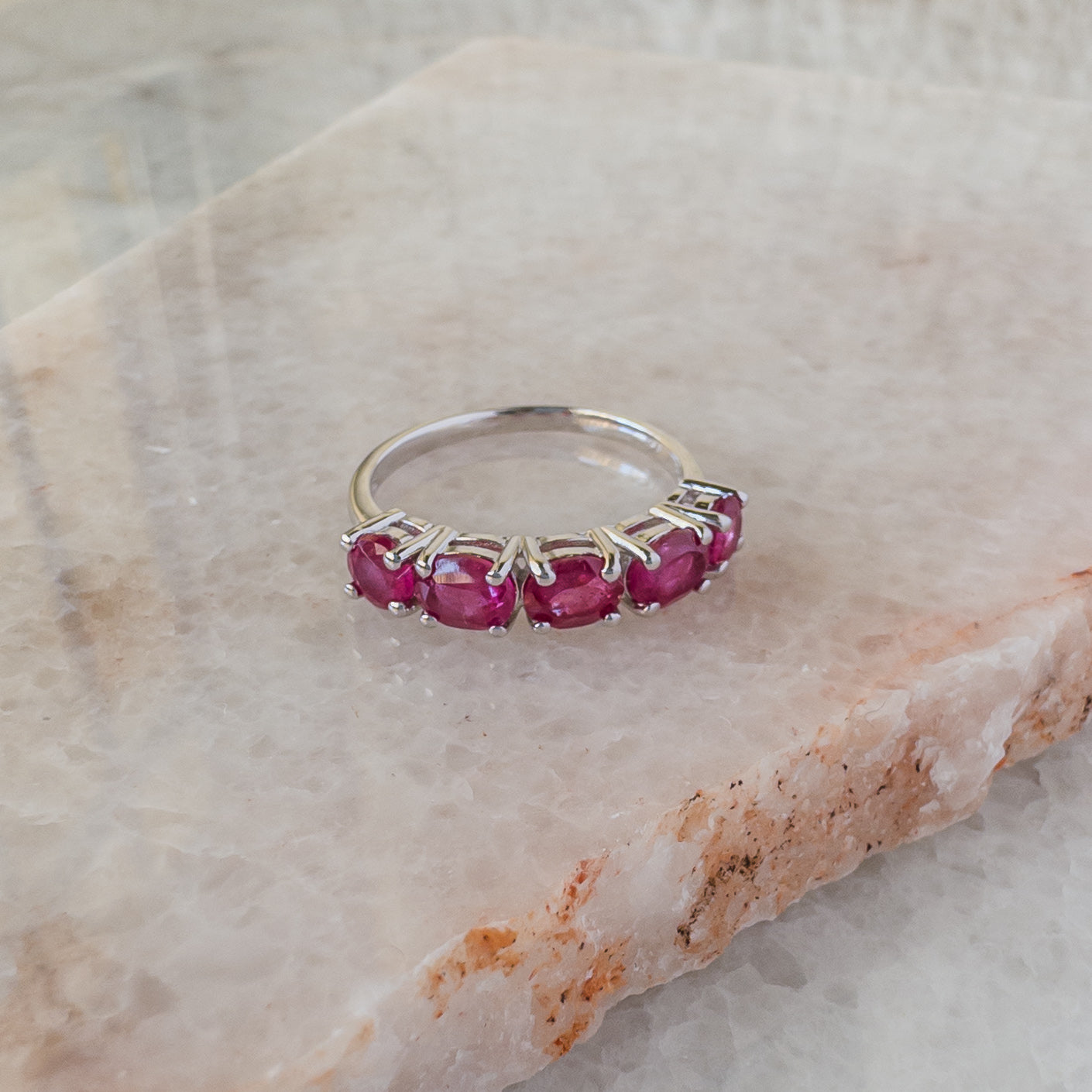 Media churumbela grande de plata con rubí natural