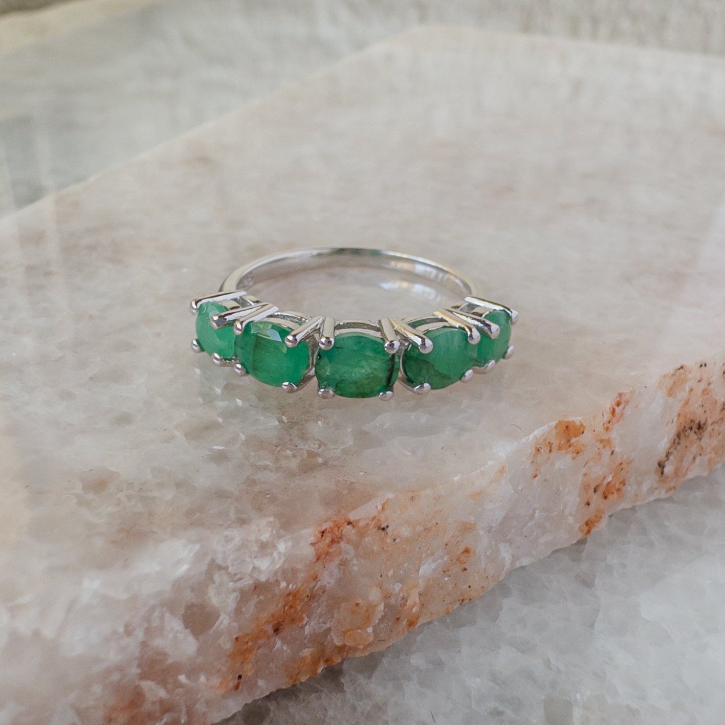 Media churumbela grande de plata con esmeralda natural