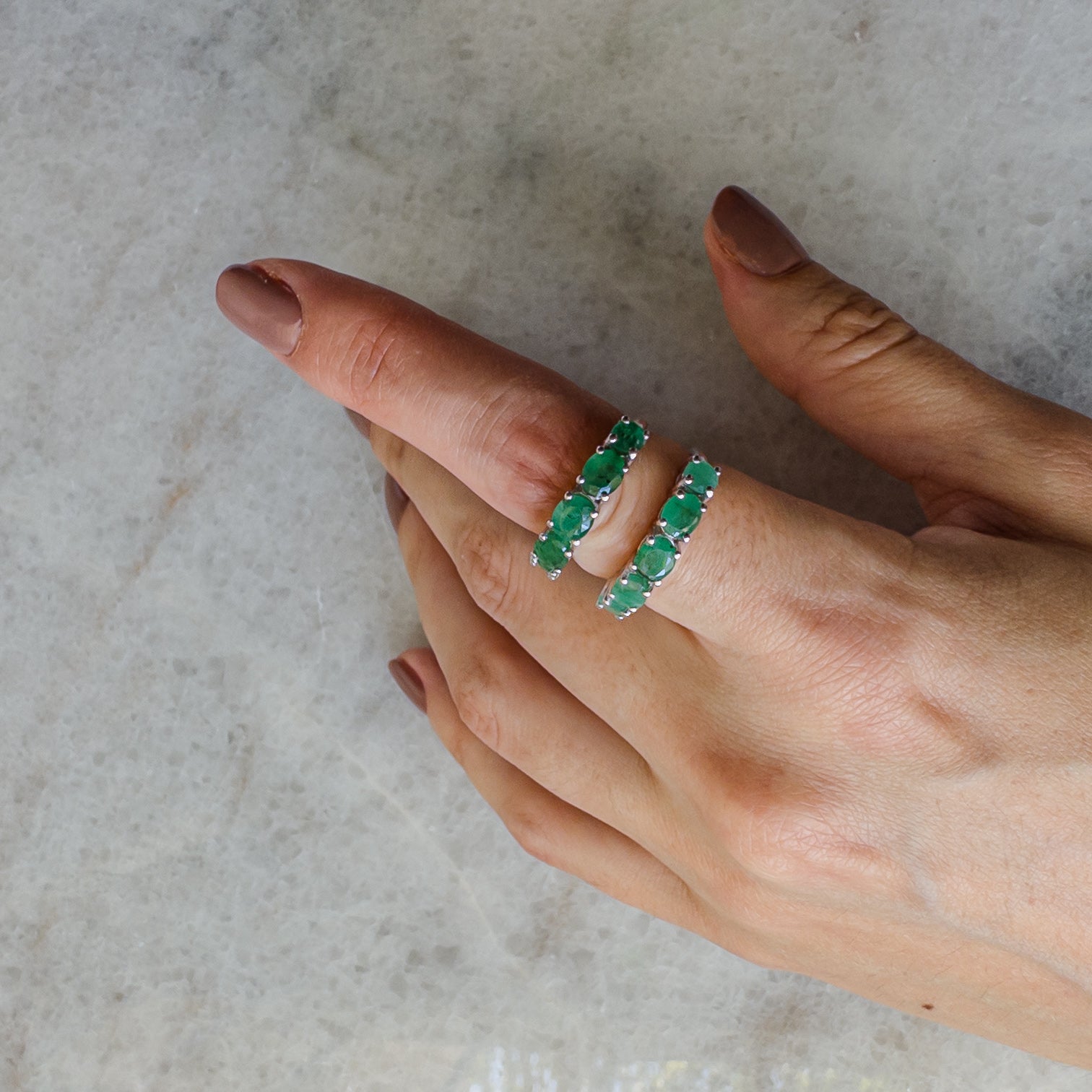 Media churumbela grande de plata con esmeralda natural