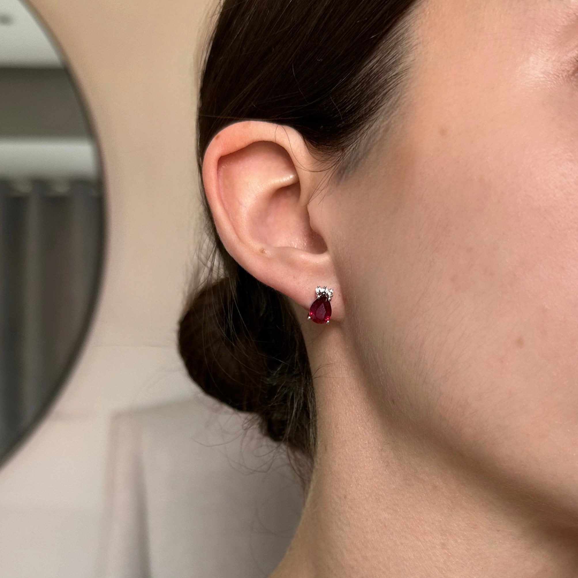 Aretes de plata con rubí natural gota y circonias