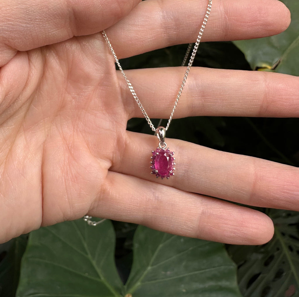 Collar de plata con rubí natural oval y halo de rubíes