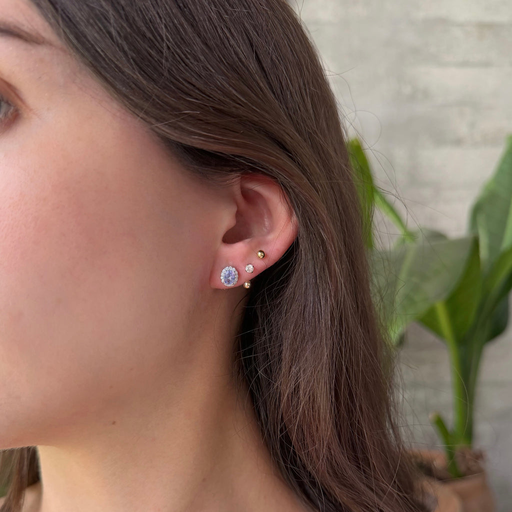 Aretes chicos de plata con amatista lila natural oval y halo de circonias