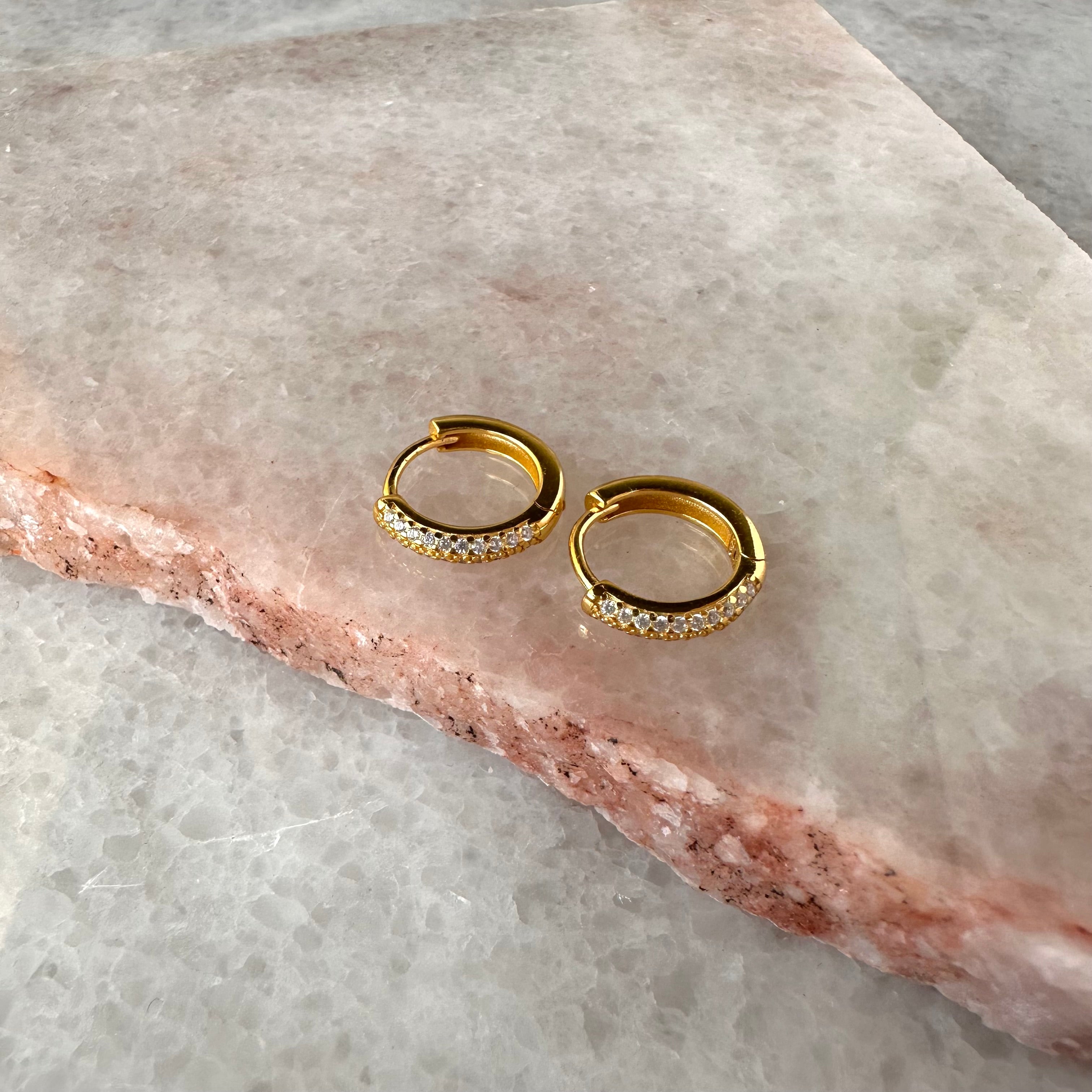 Huggies redondos de plata con chapa de oro y circonias