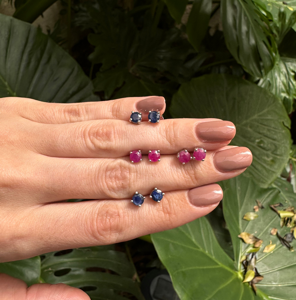 Mini studs redondos de zafiro natural