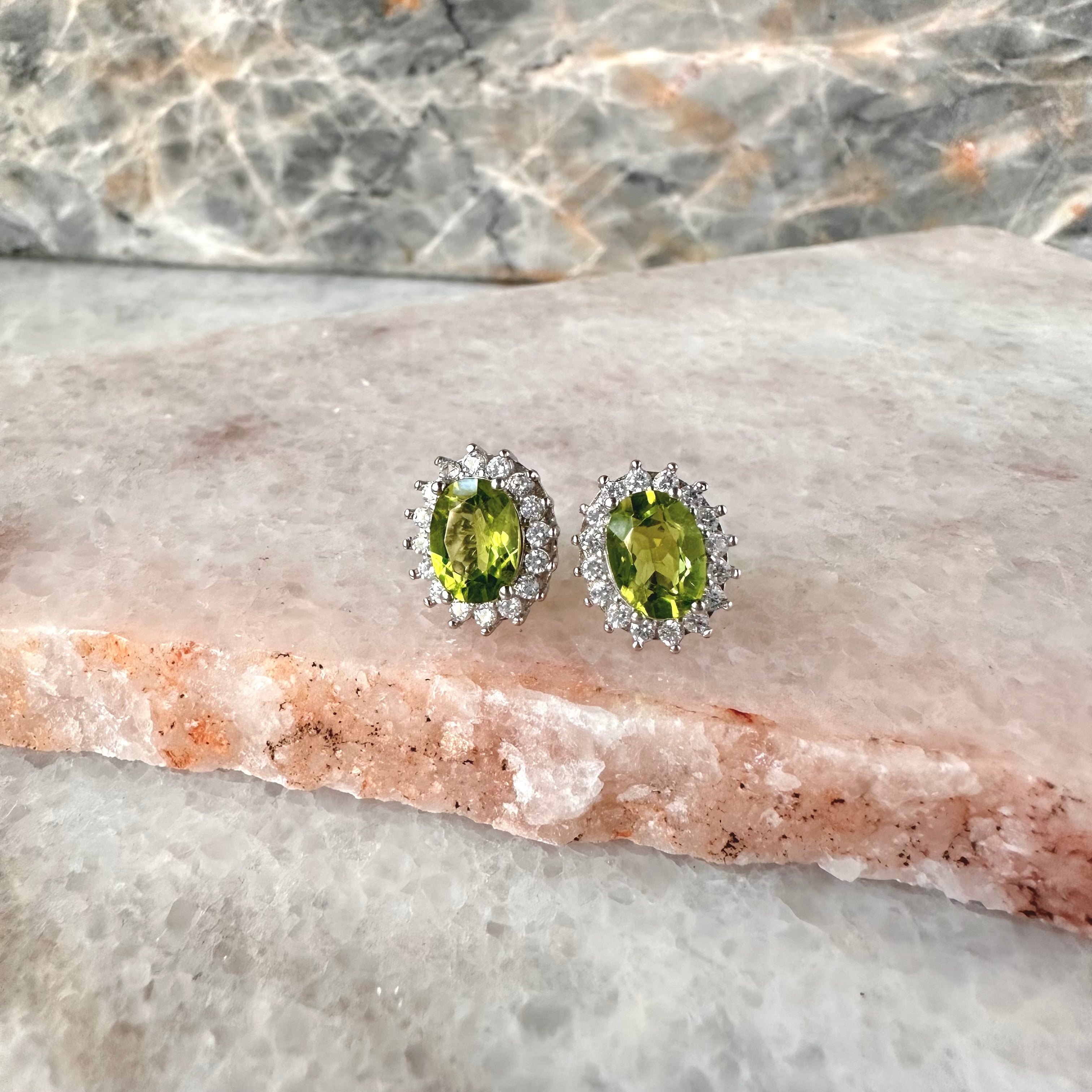 Aretes de plata con peridoto natural y halo de circonias
