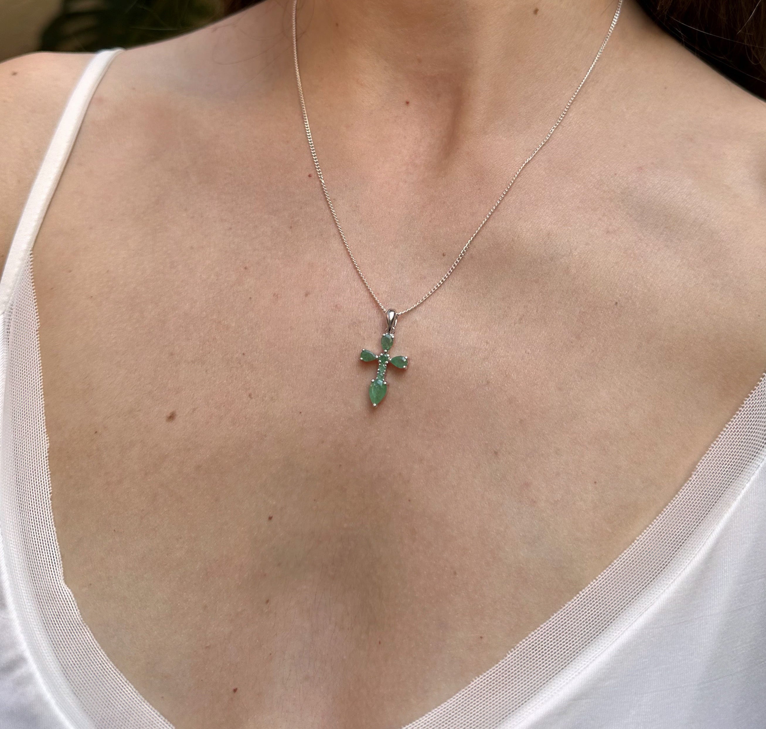 Collar de cruz de plata con esmeraldas naturales