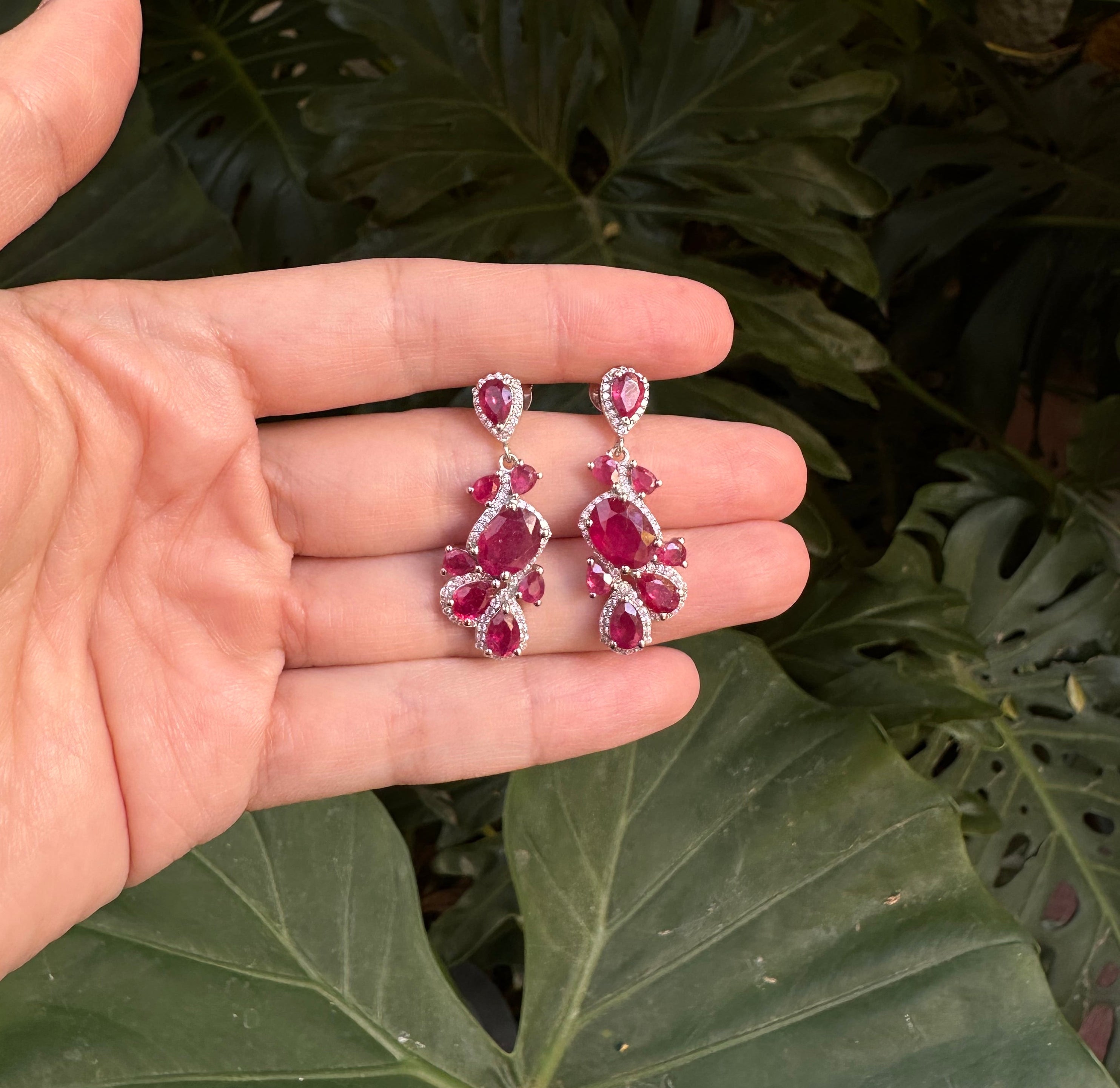 Aretes de plata con rubí natural y circonias