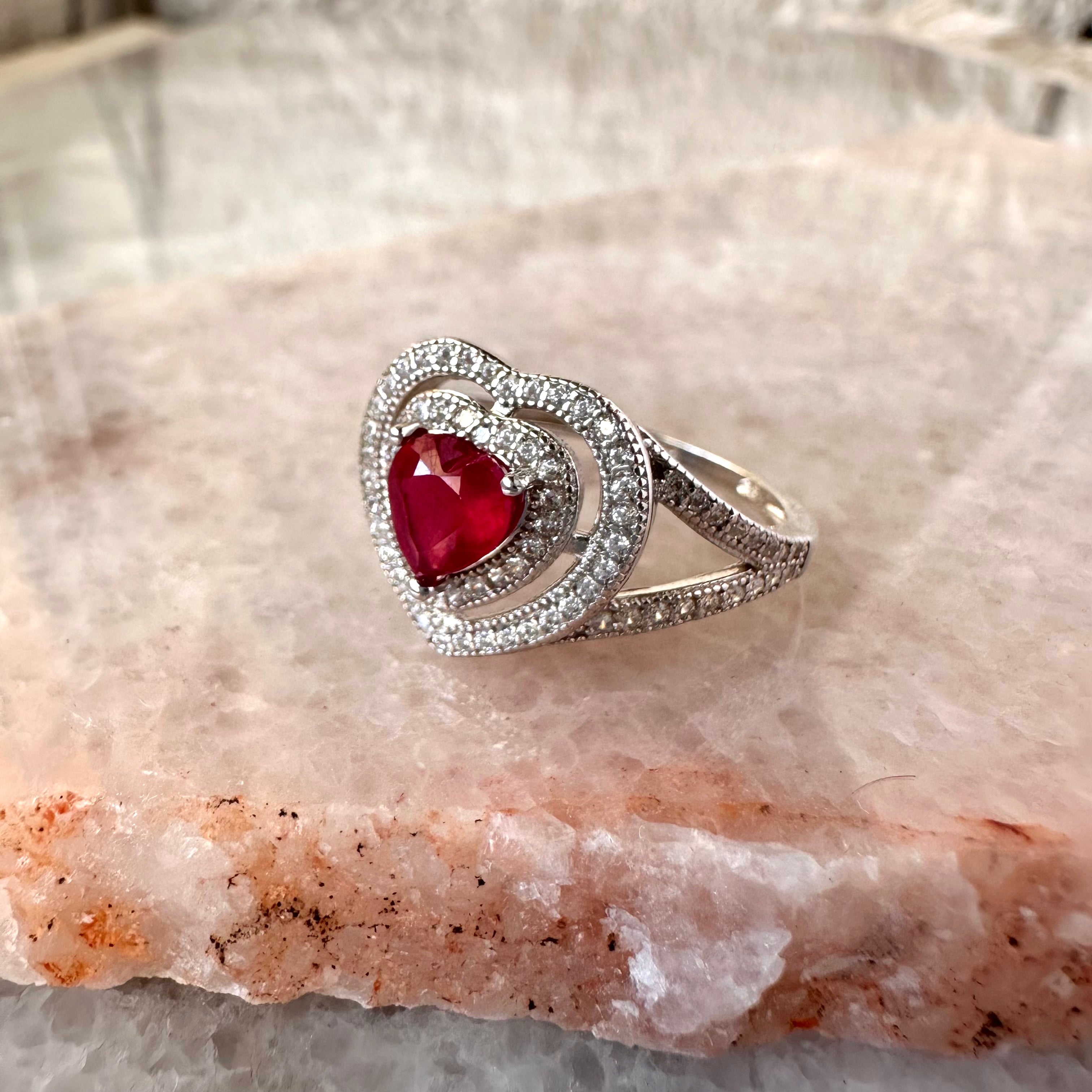 Anillo corazón vintage de plata con rubí natural y circonias