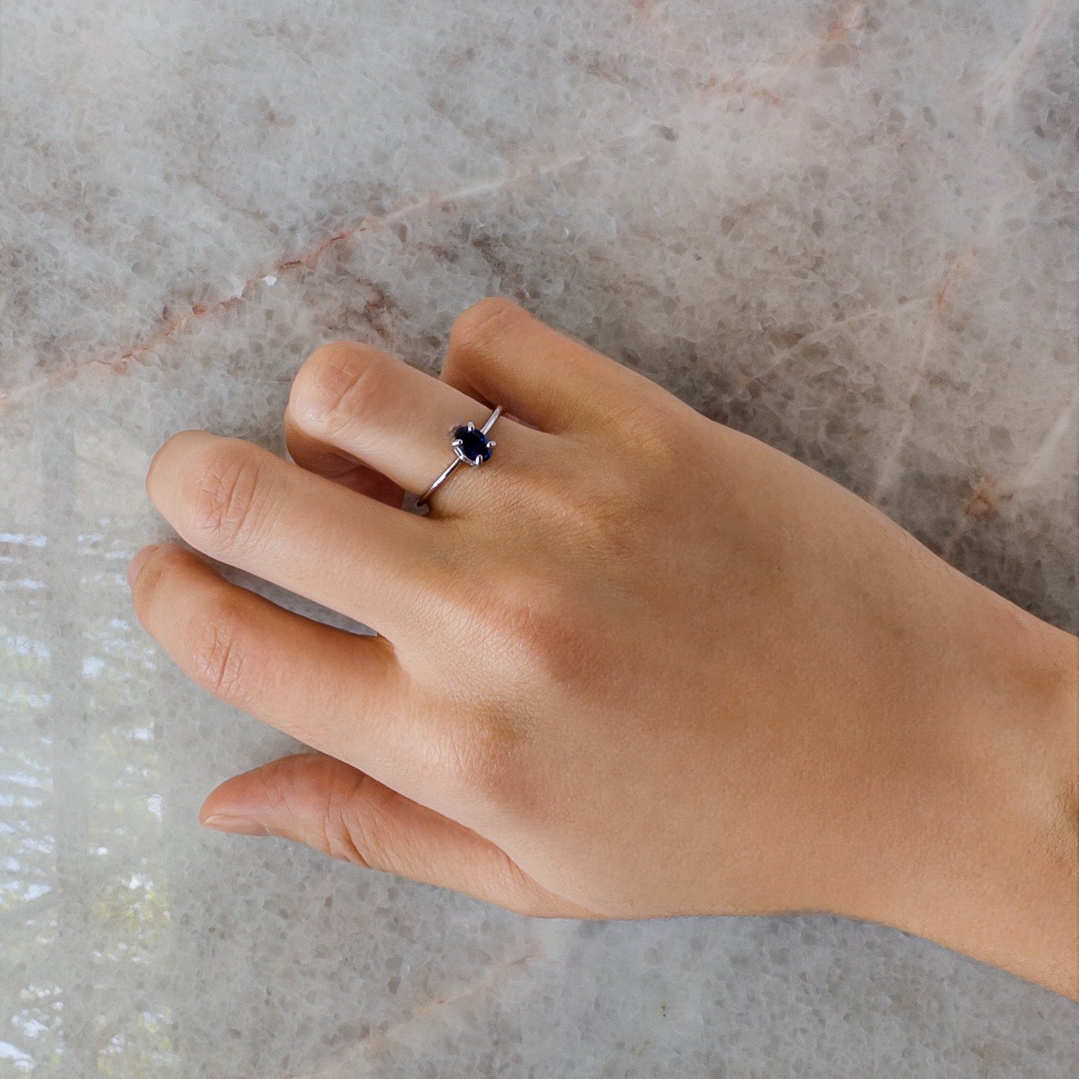 Anillo solitario de plata en forma oval con zafiro natural