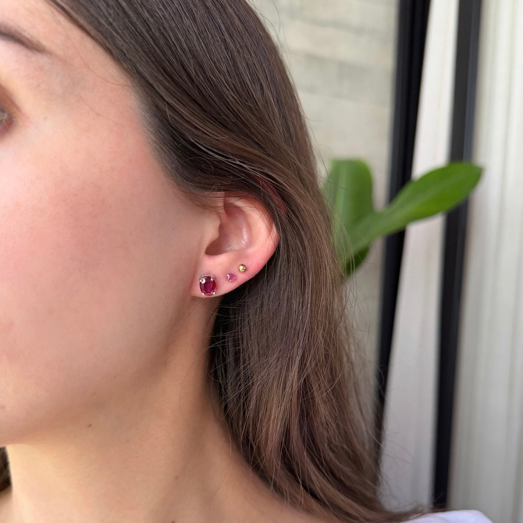 Aretes piercings de plata con rubí mini natural redondo
