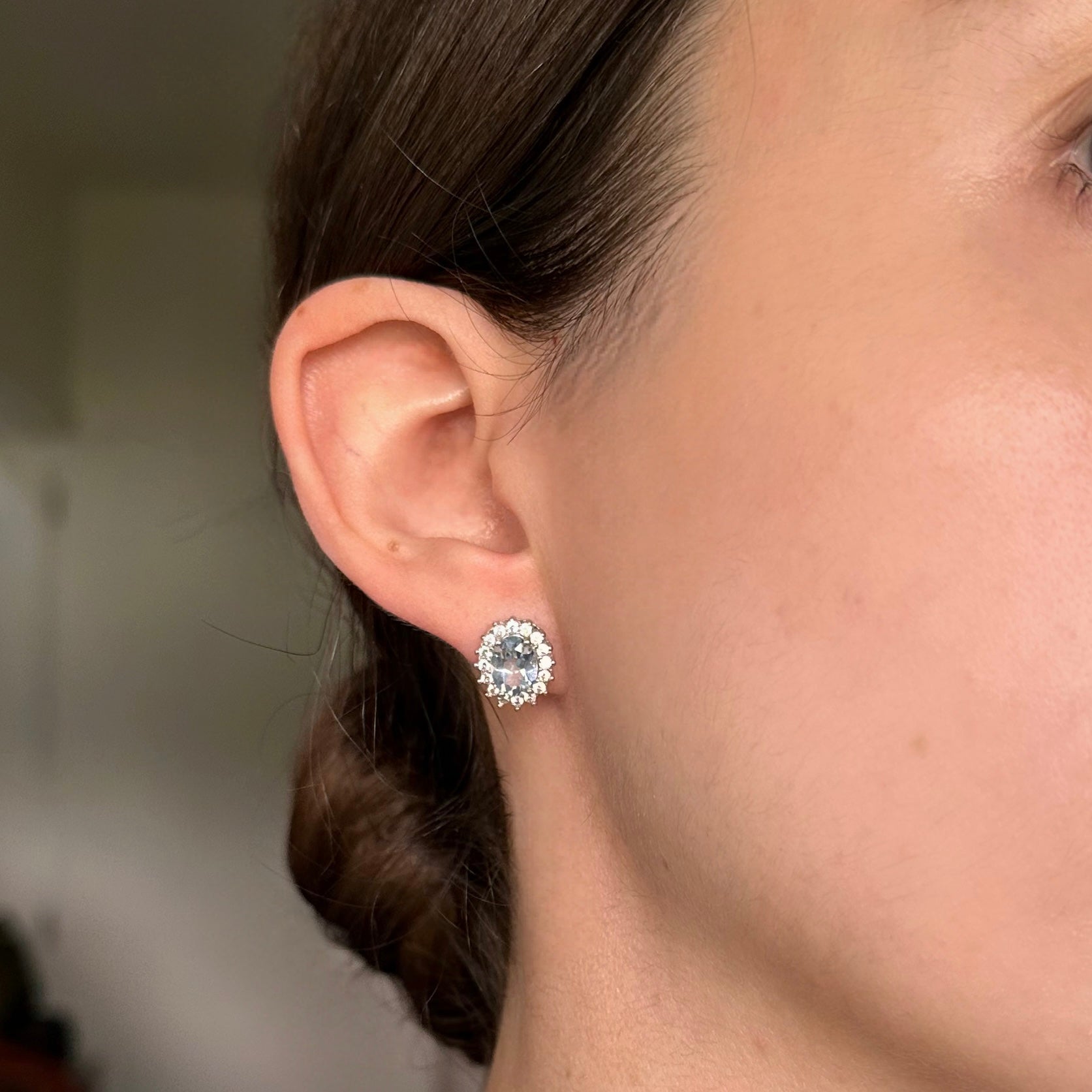 Aretes de plata con topacio azul natural y halo de circonias