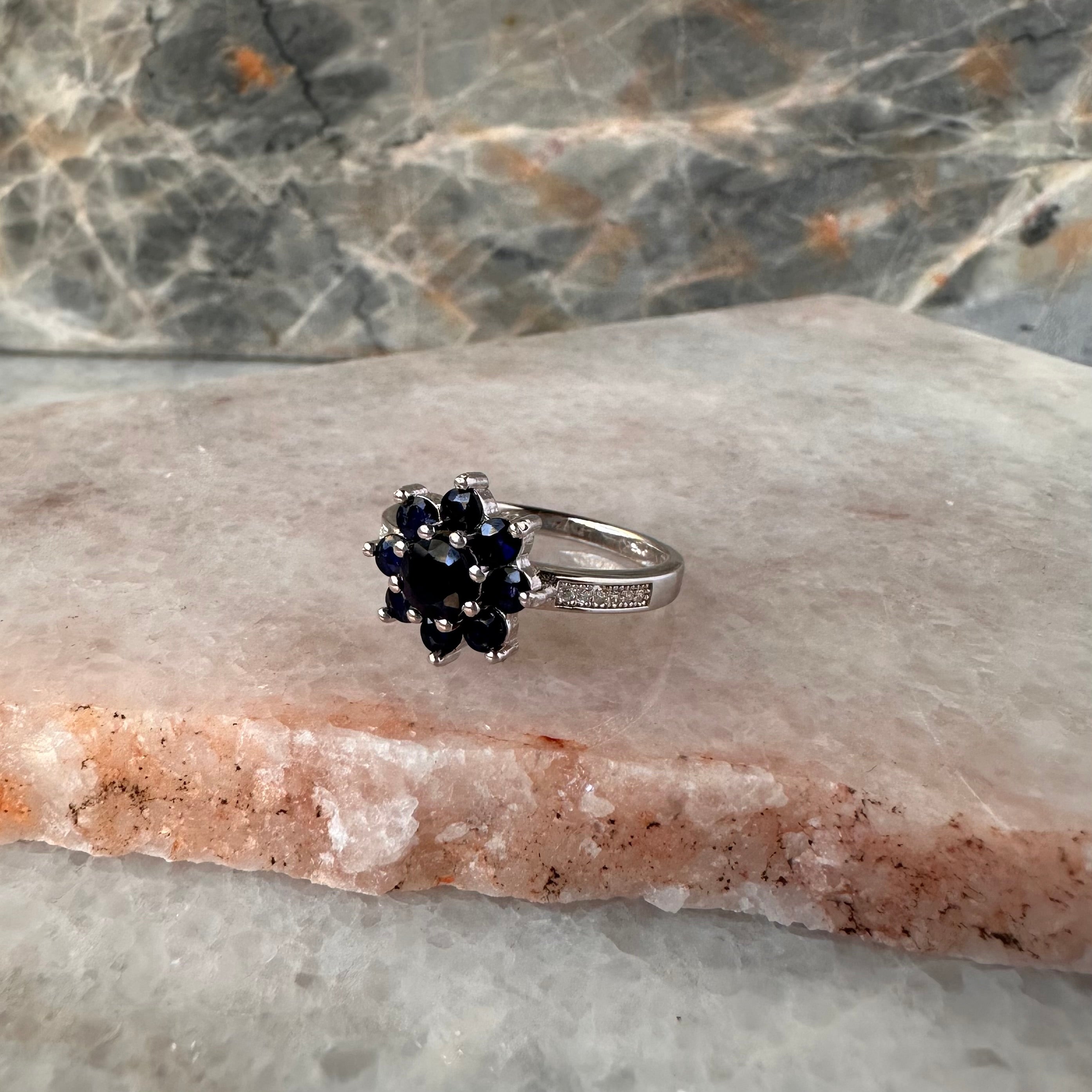 Anillo de flor de plata con zafiro natural