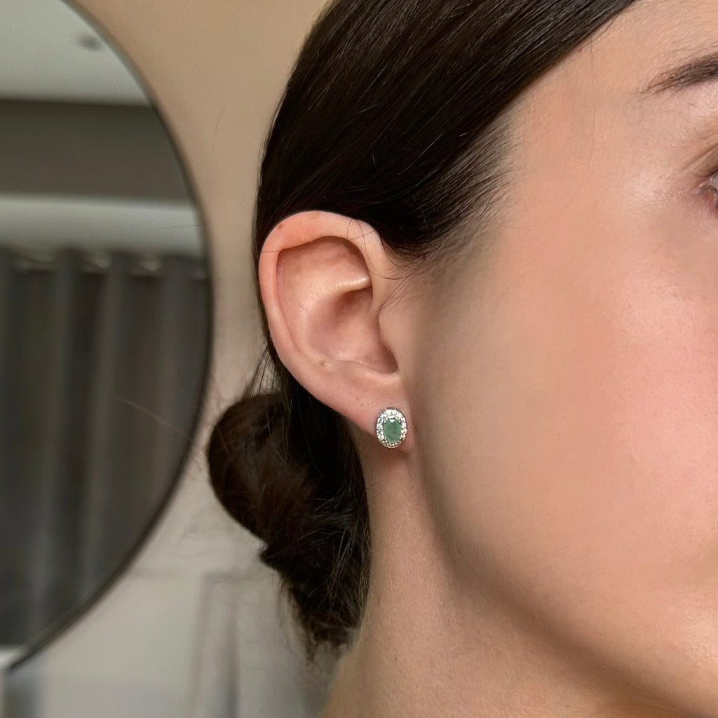 Aretes de plata con esmeralda natural oval y halo de circonias
