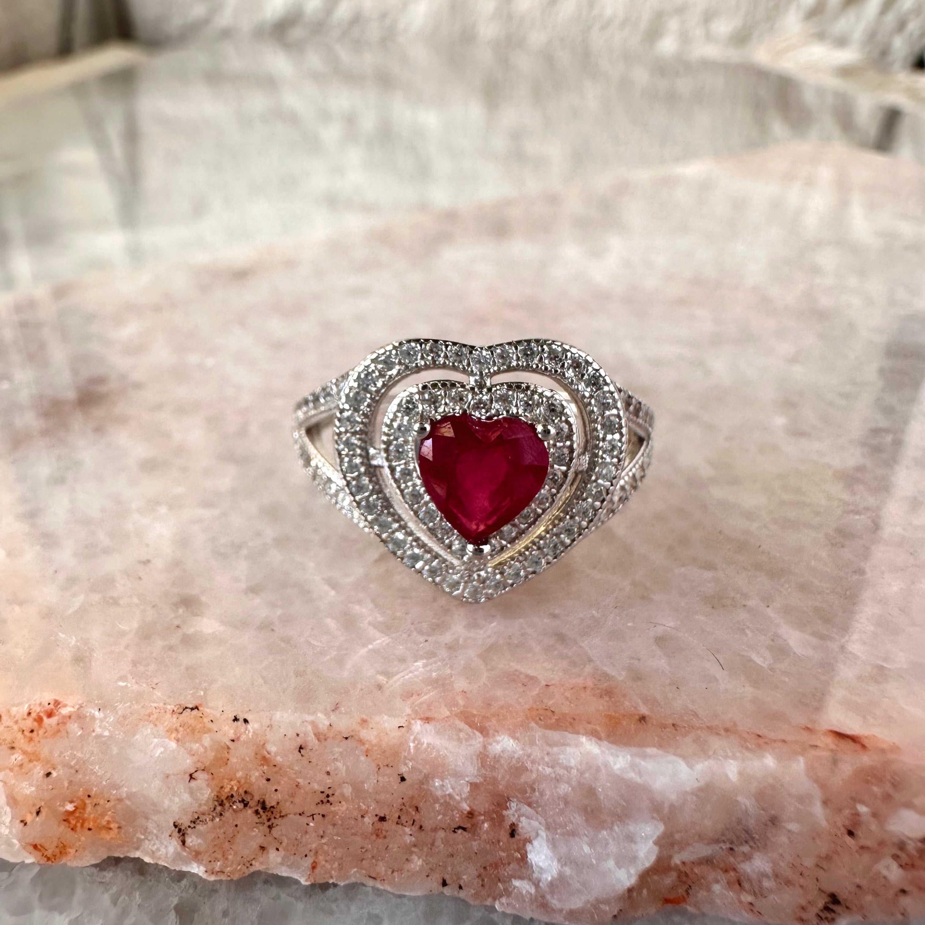 Anillo corazón vintage de plata con rubí natural y circonias
