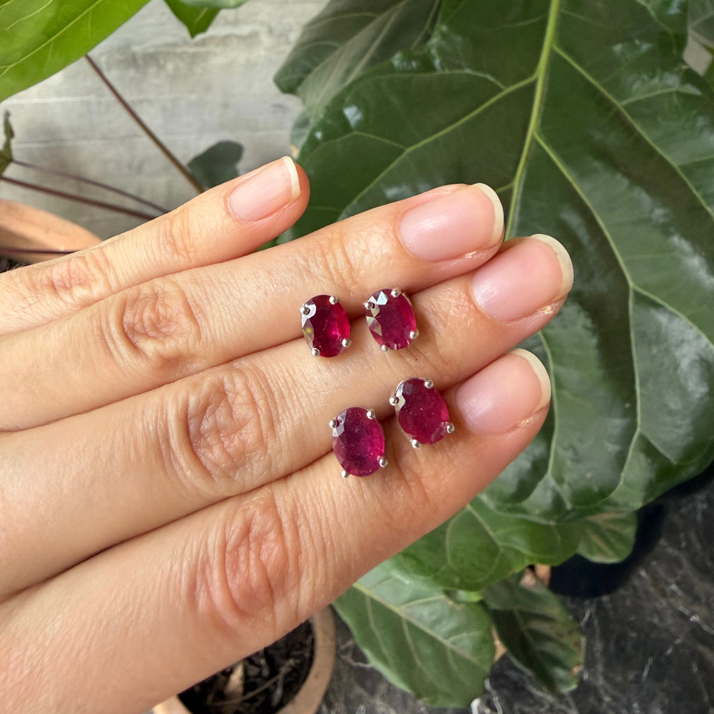 Aretes de plata con rubí grande natural oval