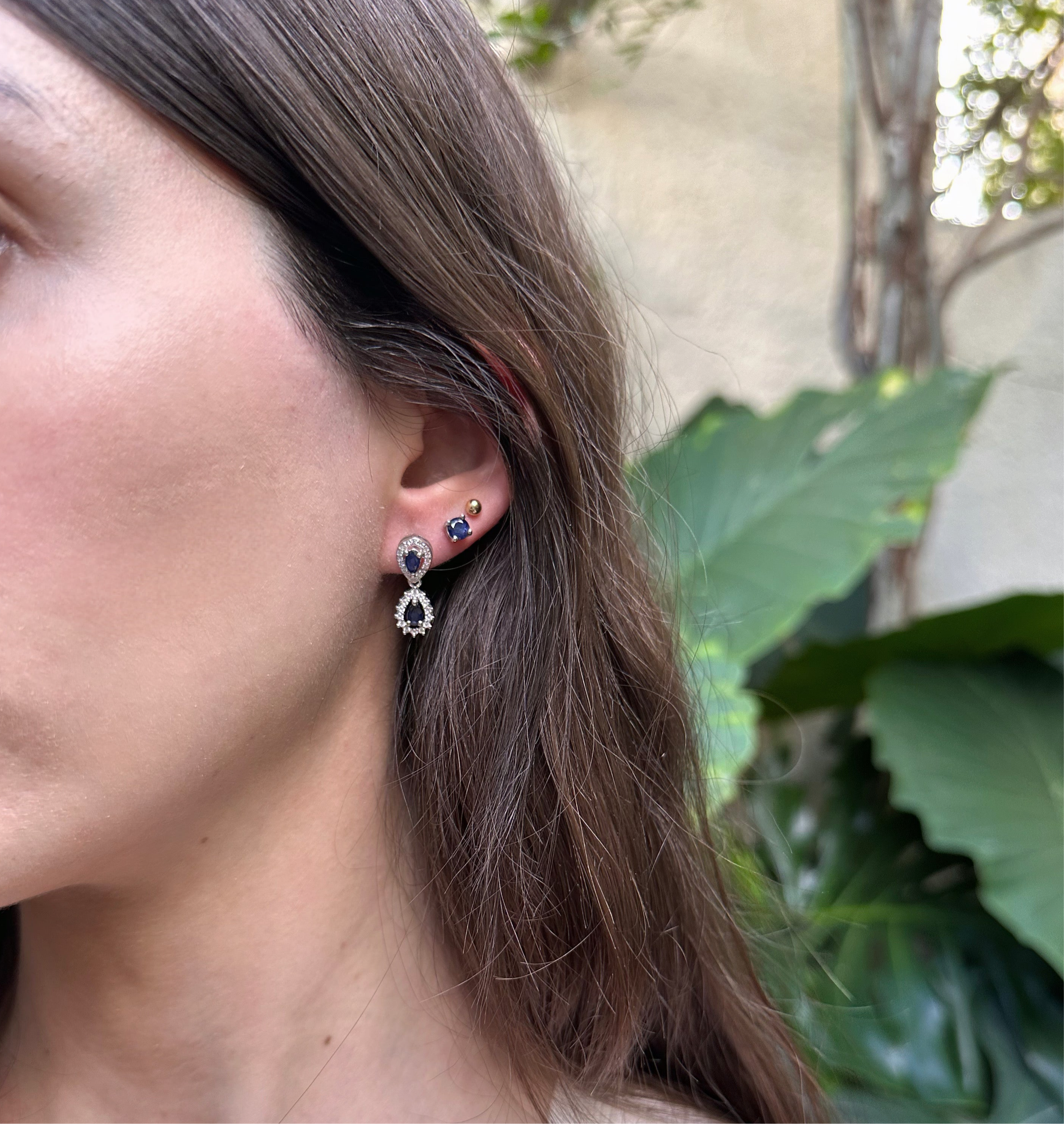 Aretes de plata con zafiro natural doble gota y halo de circonias