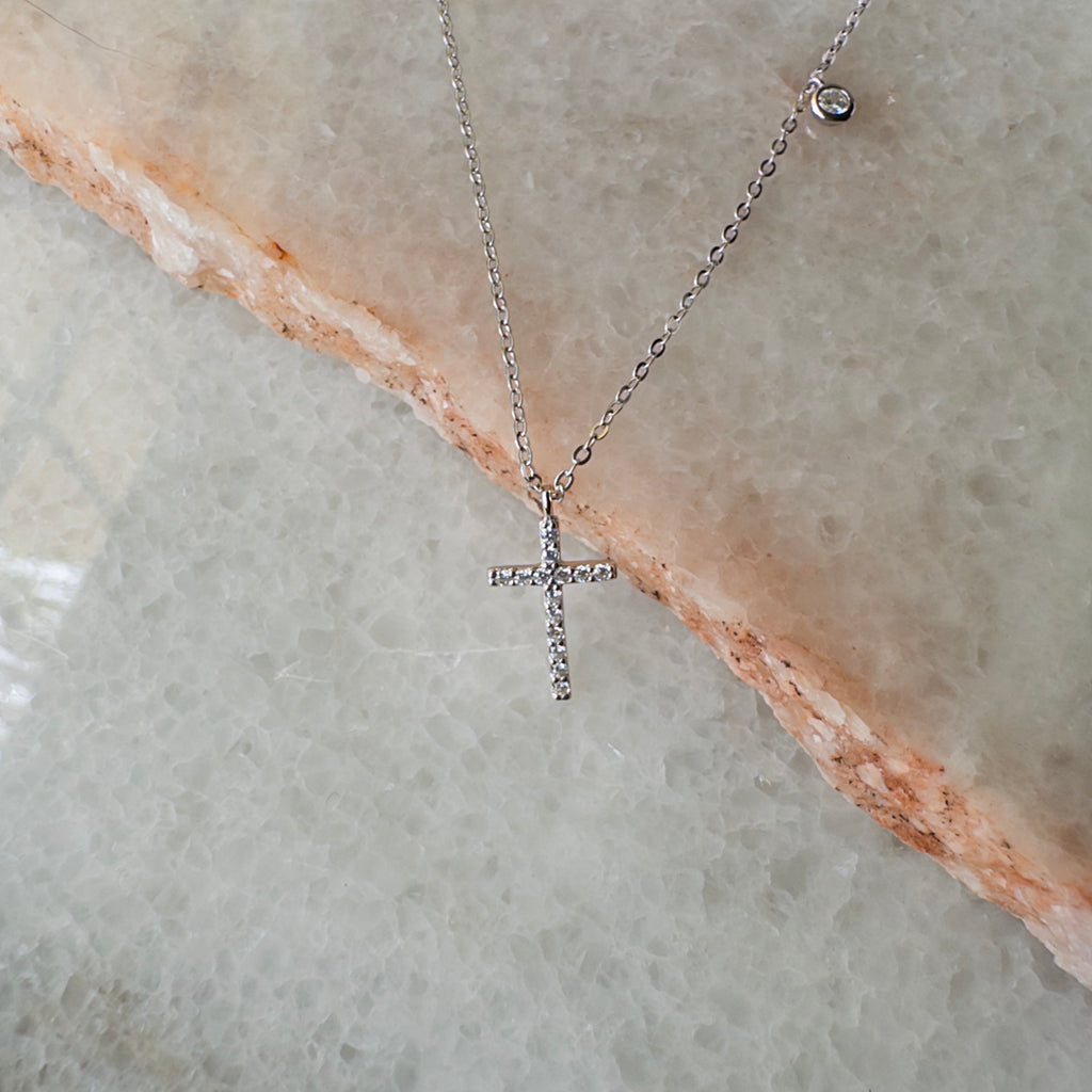 Collar de plata de cruz con brillante bezel de circonias