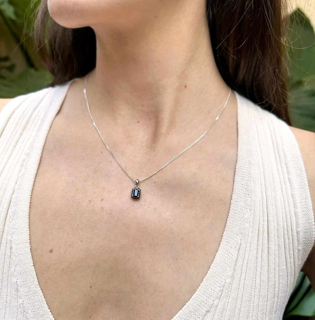 Collar de plata con zafiro natural baguette y halo de zafiros