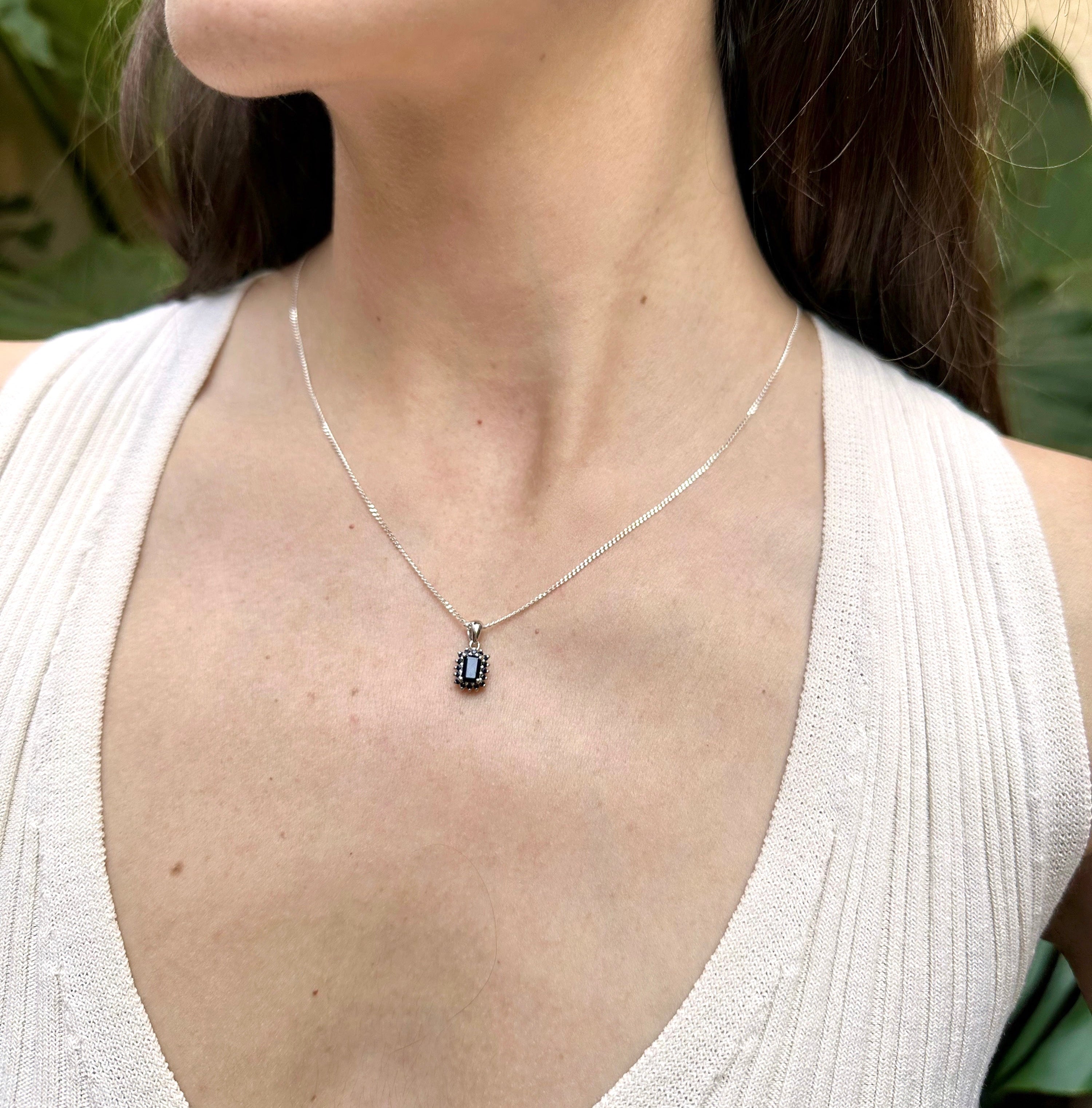 Collar de plata con zafiro natural baguette y halo de zafiros