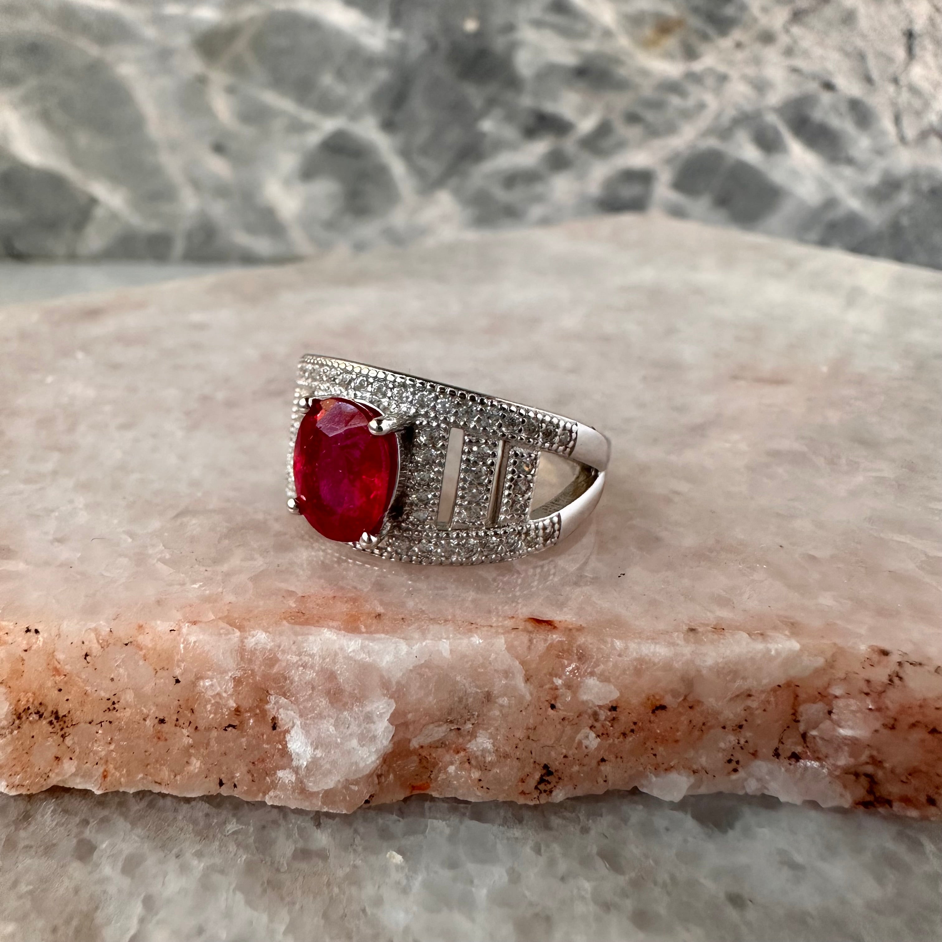 Anillo vintage de plata con rubí natural y circonias