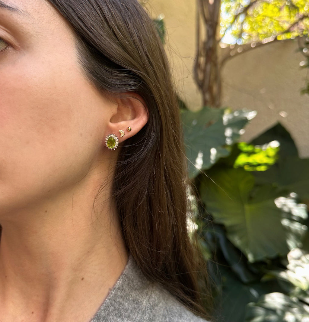 Aretes de plata con peridoto natural y halo de circonias