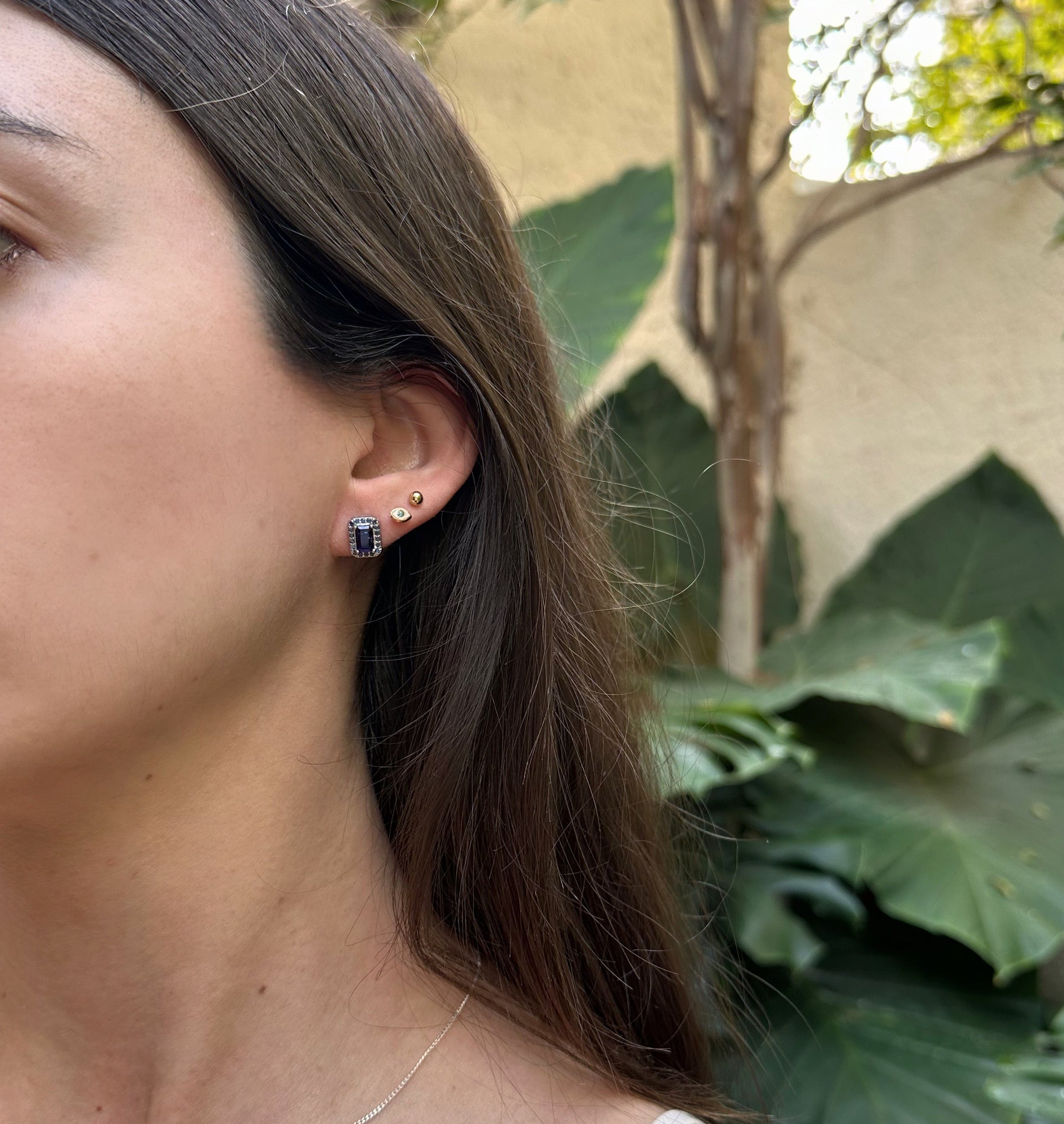 Aretes de plata con zafiro natural baguette y halo de zafiros