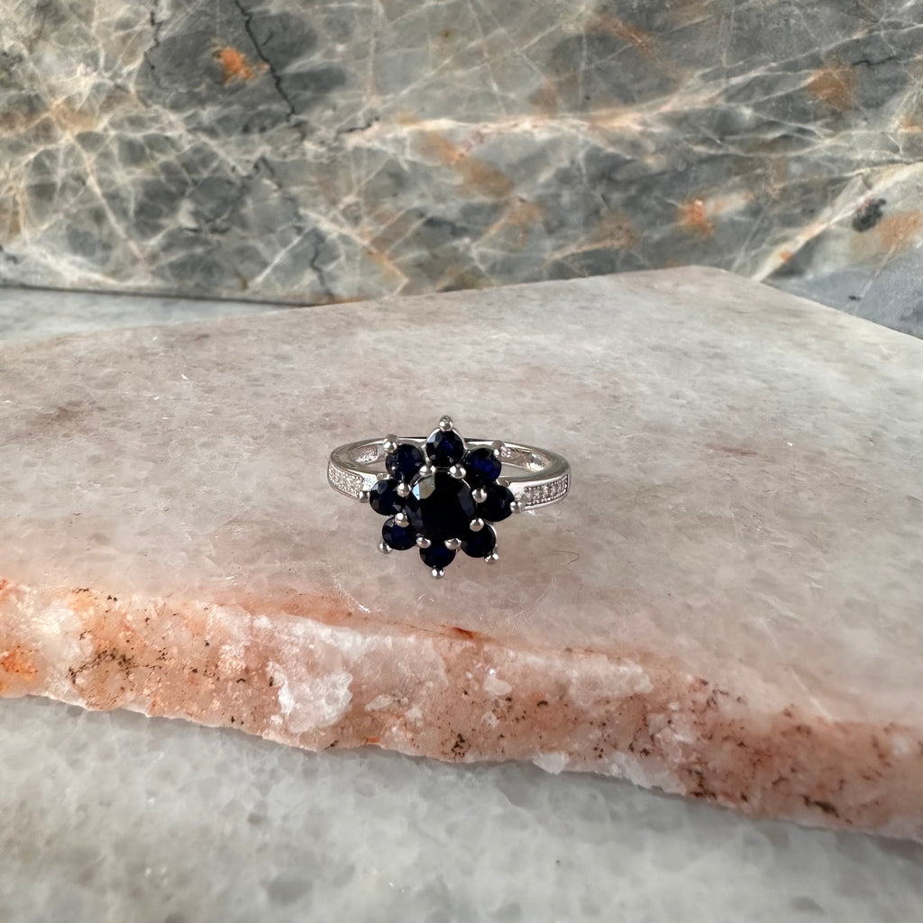 Anillo de flor de plata con zafiro natural