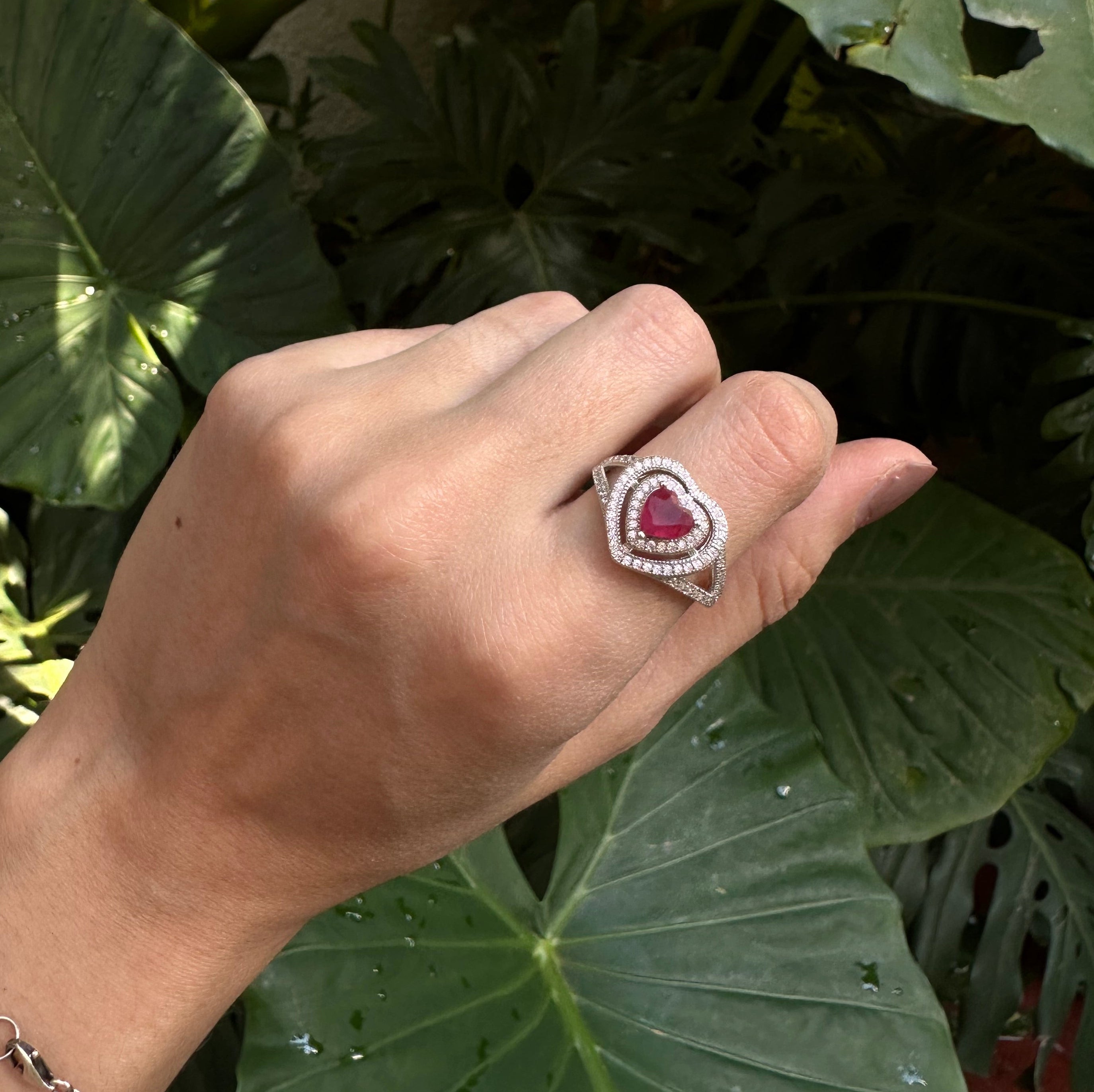 Anillo corazón vintage de plata con rubí natural y circonias