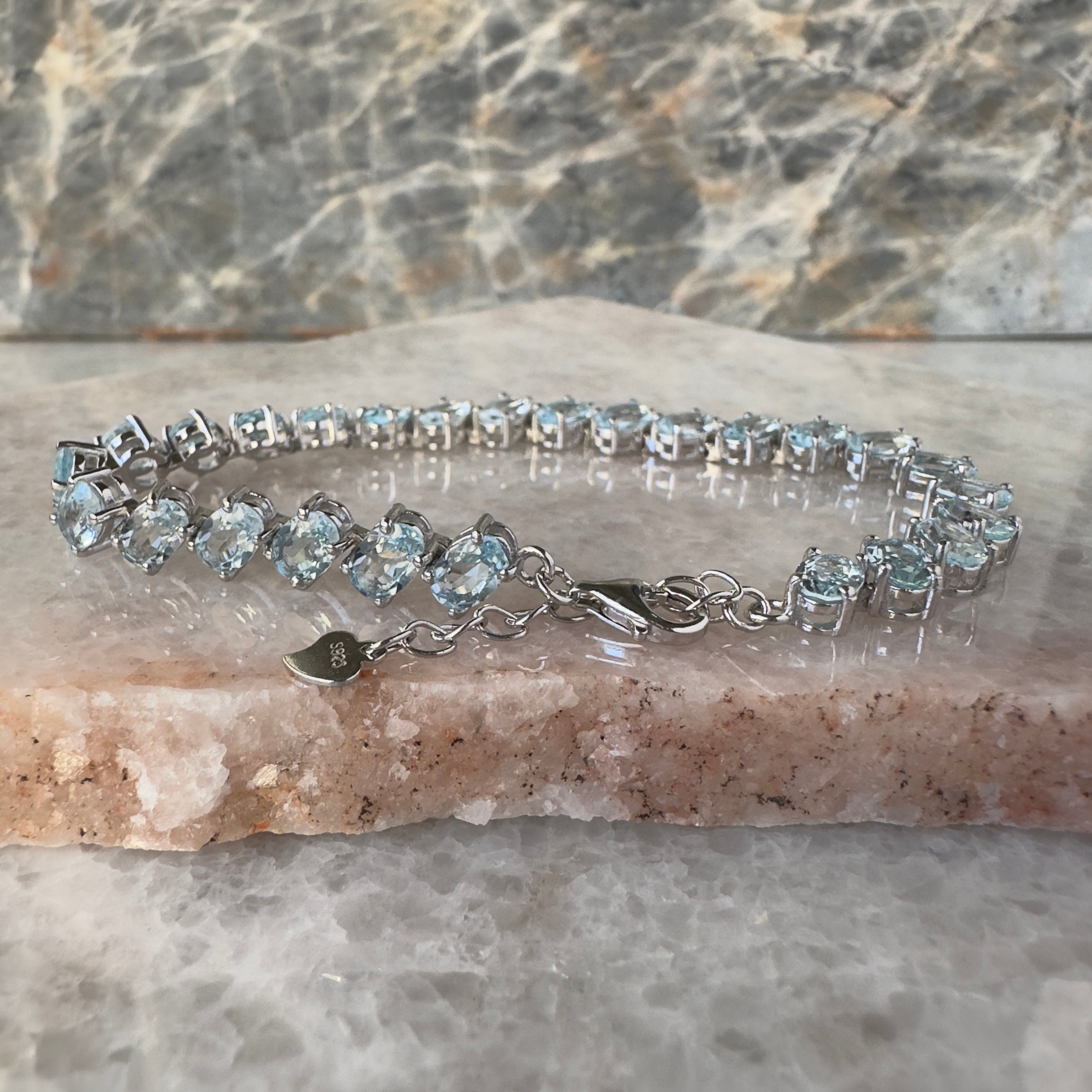 Pulsera de plata con topacio azul natural