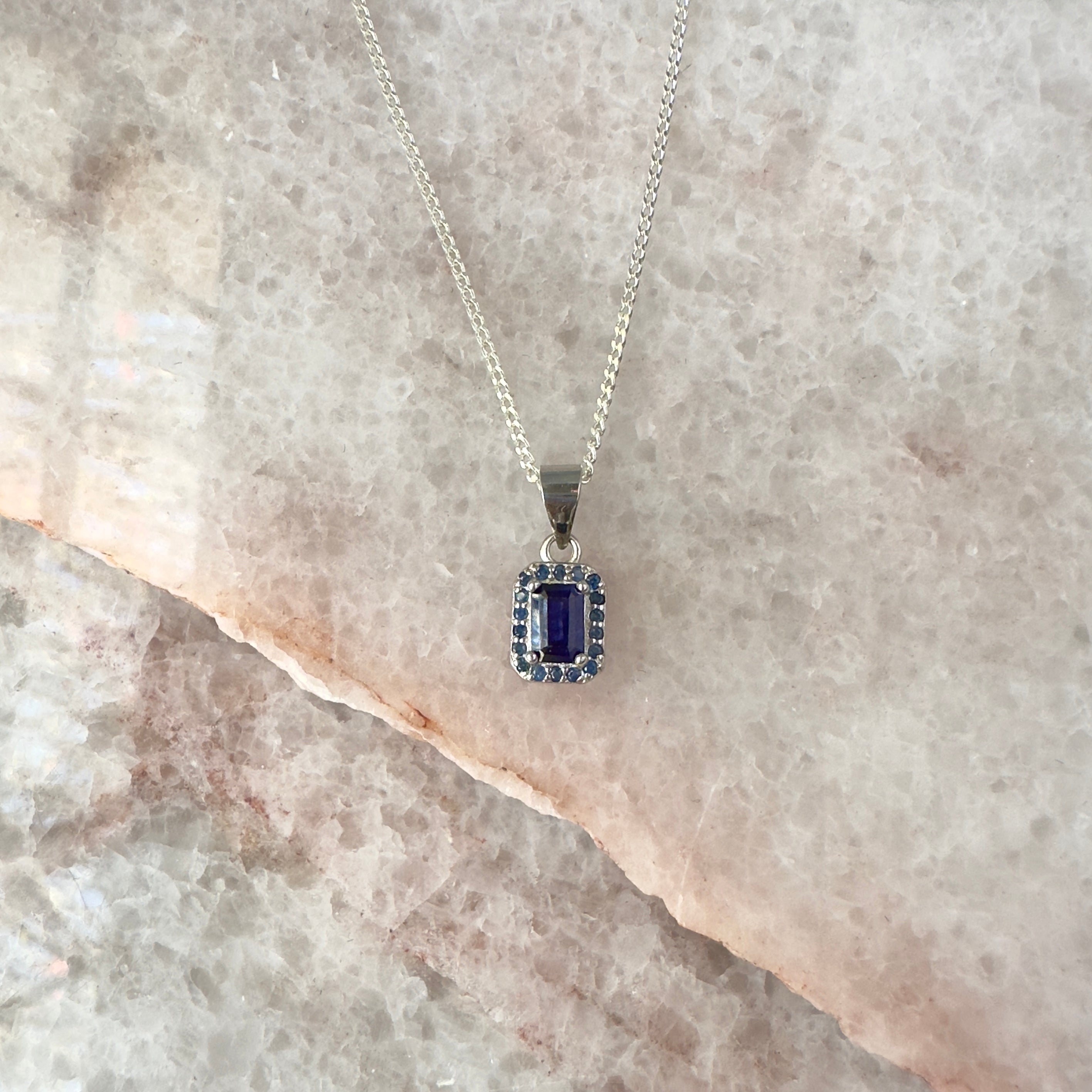 Collar de plata con zafiro natural baguette y halo de zafiros