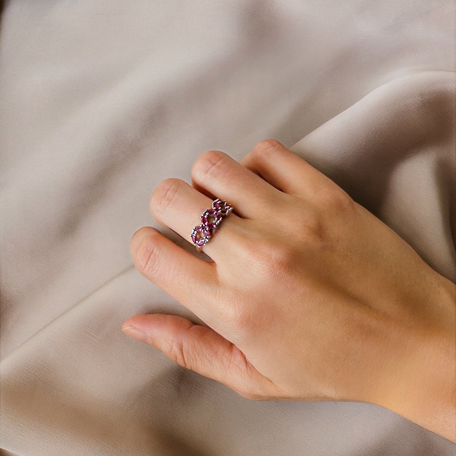 Anillo de plata en forma de flores con esmeraldas naturales