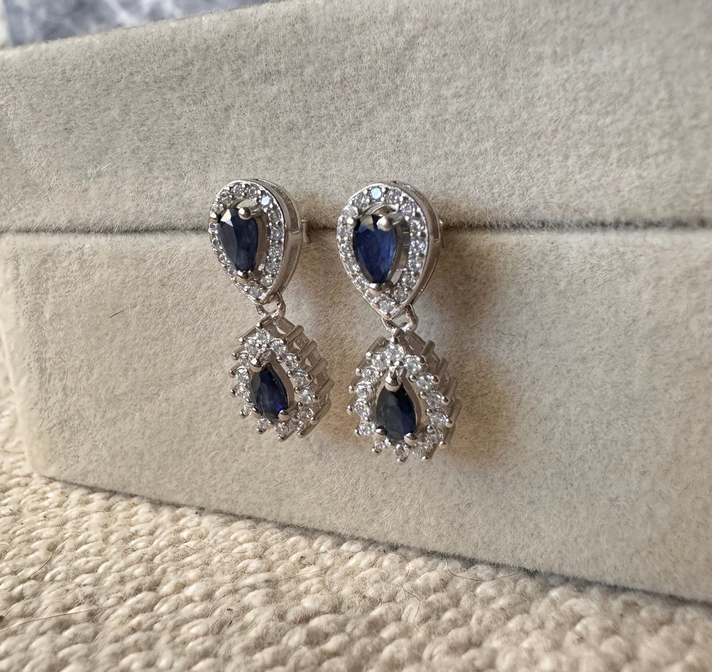 Aretes de plata con zafiro natural doble gota y halo de circonias