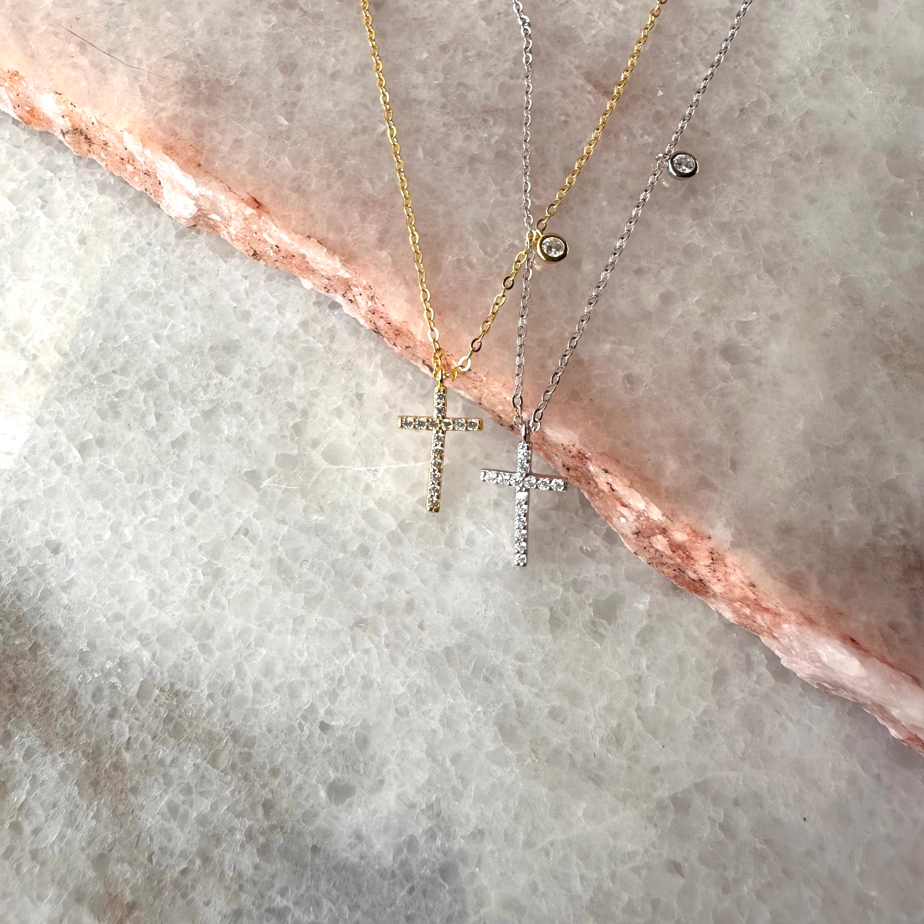 Collar de plata de cruz con brillante bezel de circonias